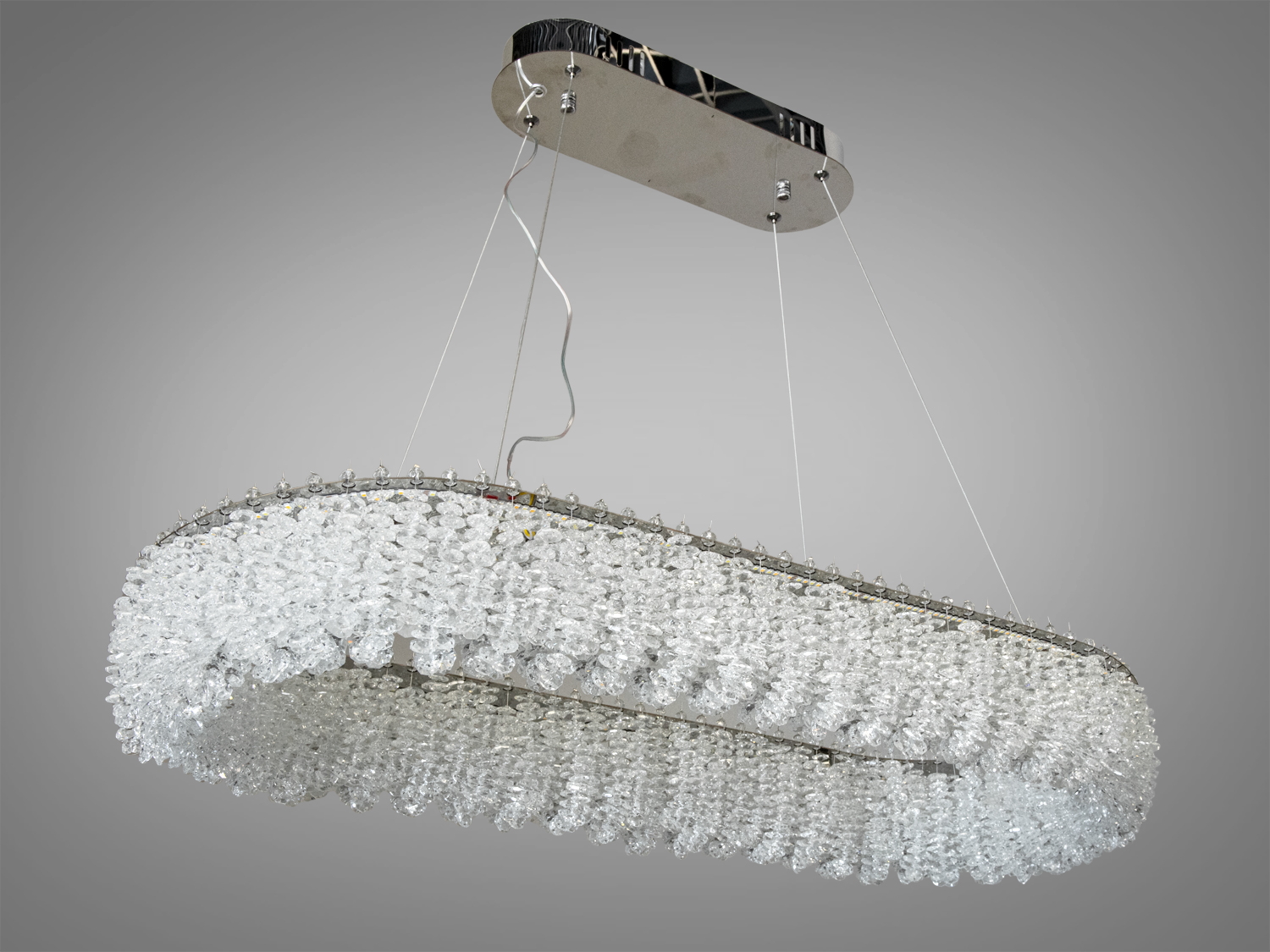 Підвісна люстра з багатошаровим дизайном, що підкреслює стильний вигляд. Підходить для просторих приміщень.