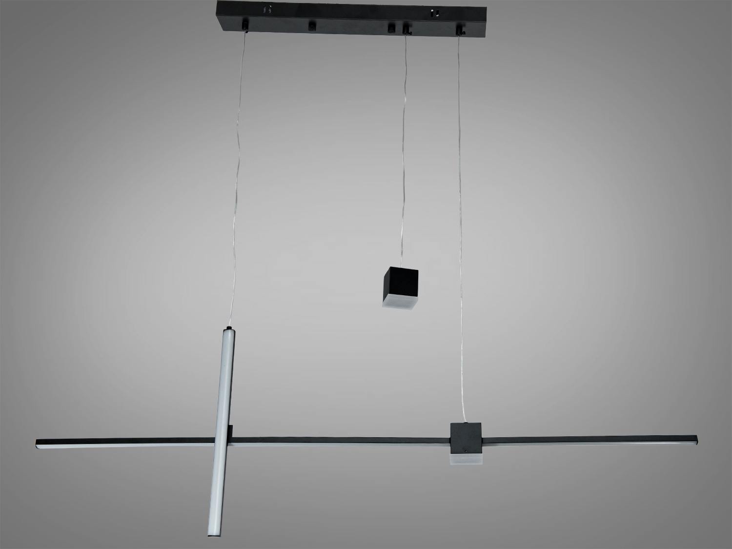 Підвісний світильник з горизонтальною планкою і вертикальною трубкою, чорний матовий корпус, підходить для сучасних інтер’єрів.