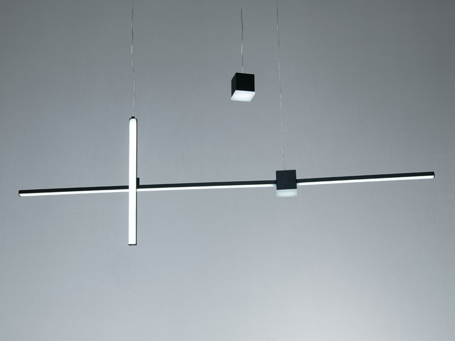 Лампа з перехресними лініями, підвісна конструкція, чорний метал, прямокутний кубічний елемент, ідеальна для офісних приміщень.
