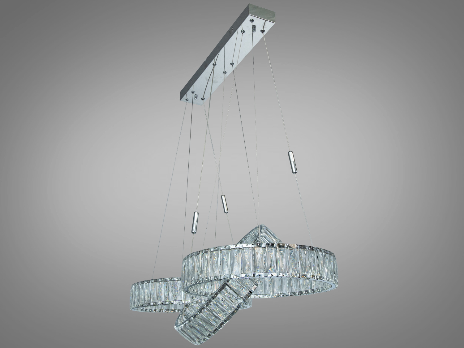 Стильна люстра з кришталевими кільцями, підвішена на прямокутній металевій планці. Підходить для високих стель.