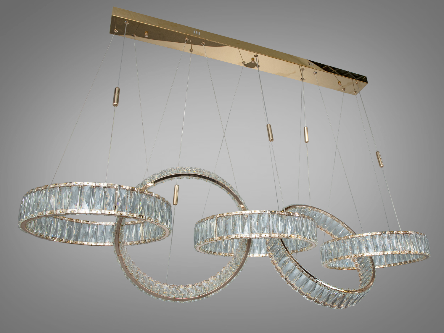 Підвісний світильник з кільцями з прозорого скла, підвішений на тонких кабелях. Призначений для сучасних інтер’єрів.