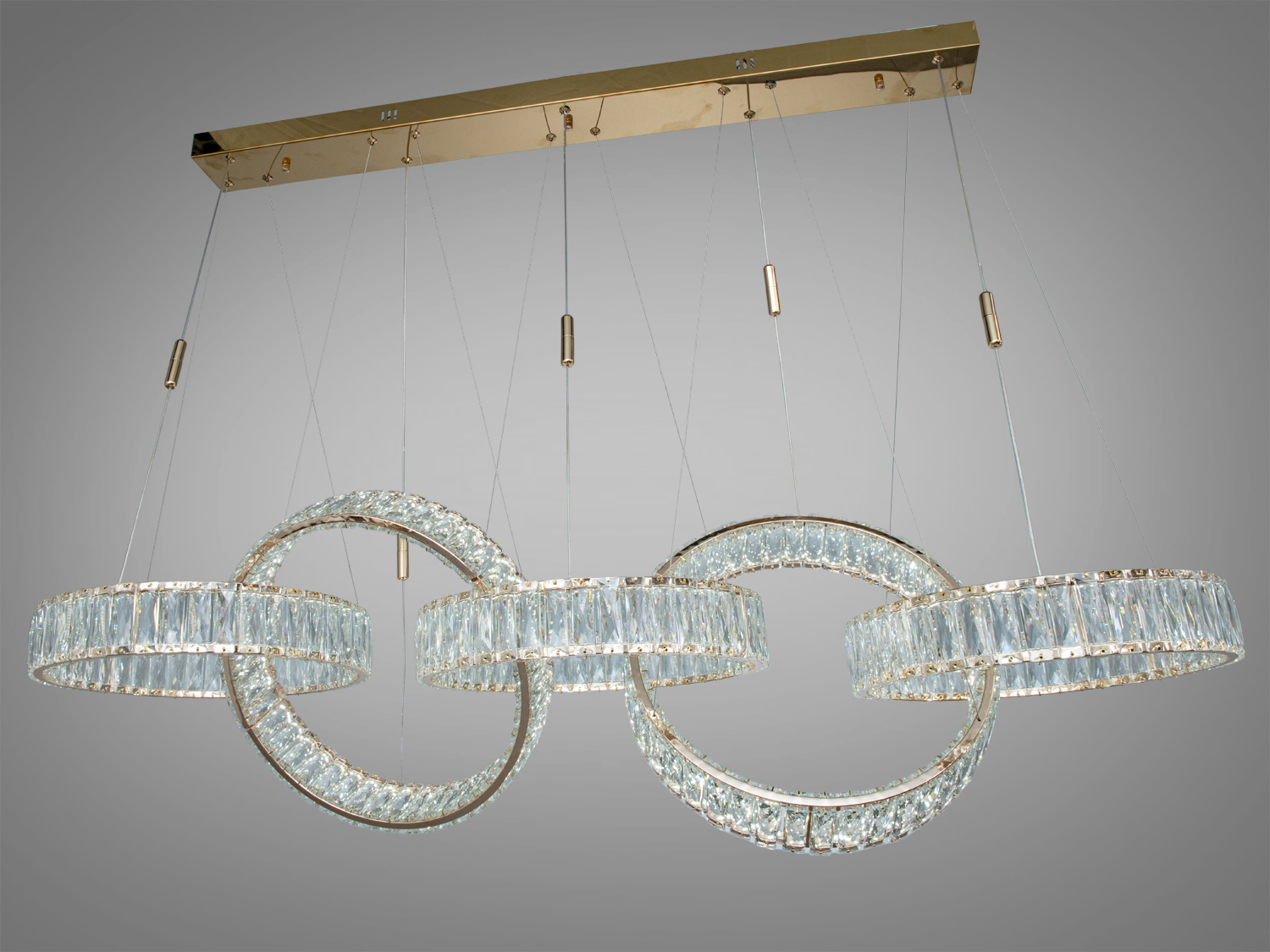 Стельовий світильник з кільцями, виконаними з прозорого скла, закріплений на металевій основі. Ідеально підходить для просторих кімнат.