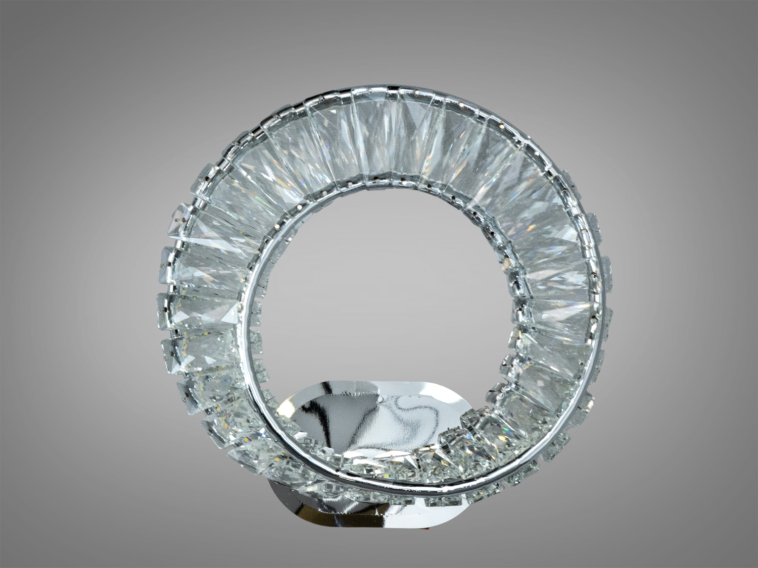 Настінний світильник з прозорими кришталевими сегментами, які підсилюють світловий потік. Підходить для спальні.