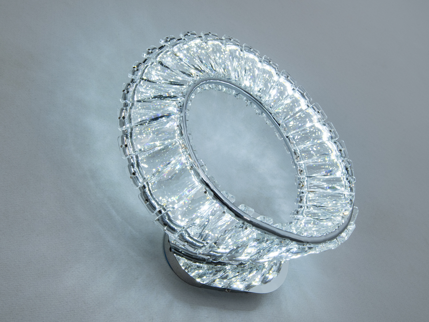 Світлодіодне бра 42Вт у хромі з кришталем для сучасного акцентного освітлення в кімнатах різного призначення.