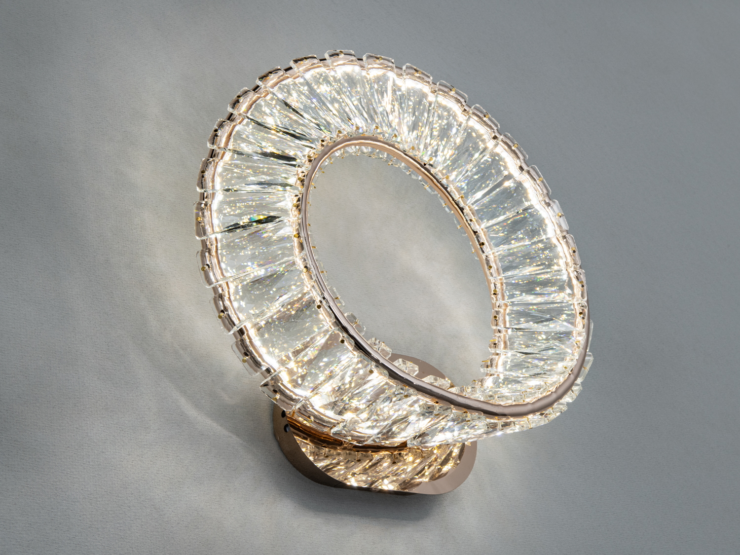 Настінний кришталевий LED бра 42 Вт із золотим покриттям створює м’яке акцентне освітлення для сучасних інтер’єрів.