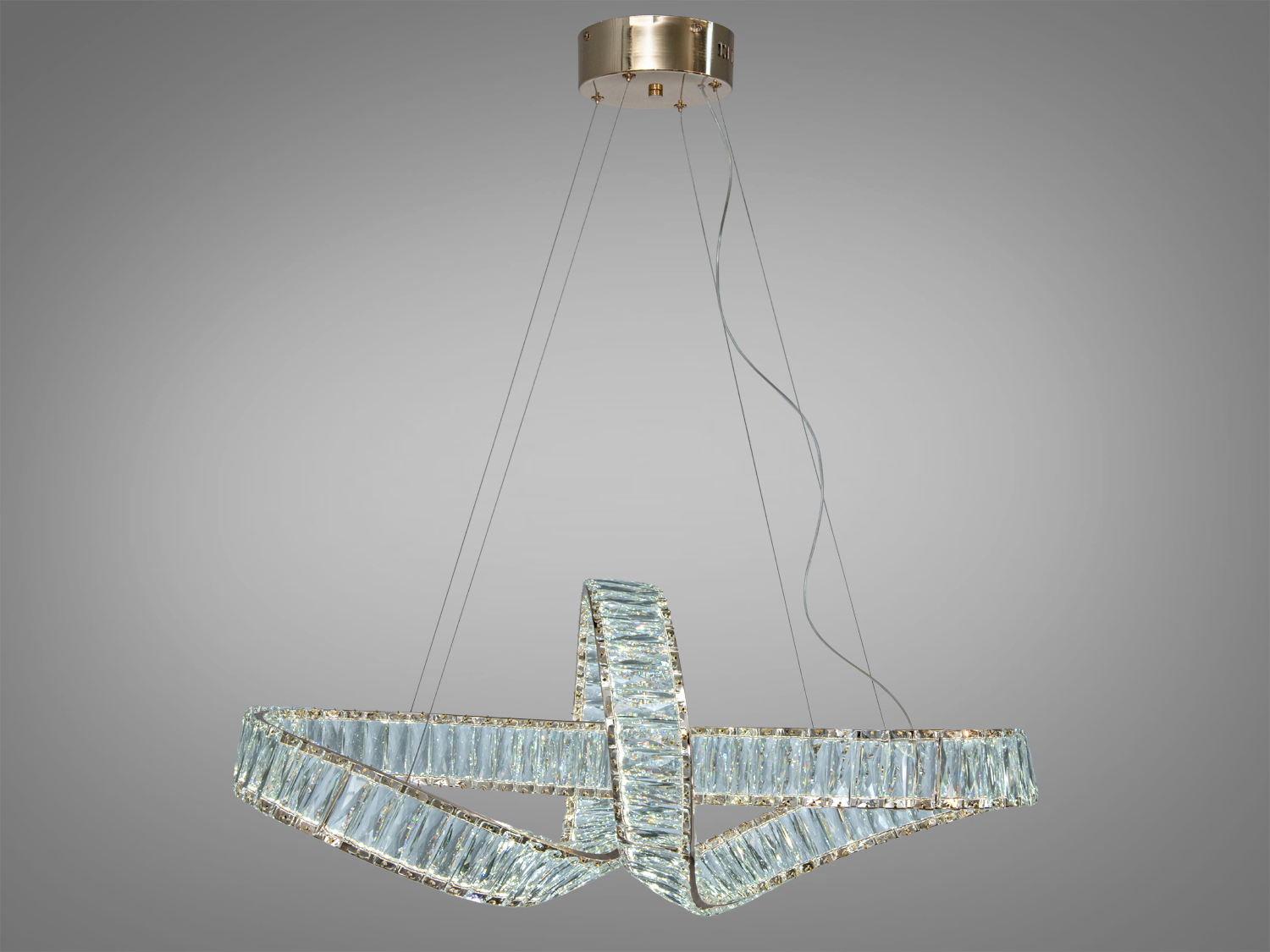 Підвісна люстра з кришталевими елементами, що утворюють переплетені кільця. Підходить для сучасного інтер’єру.