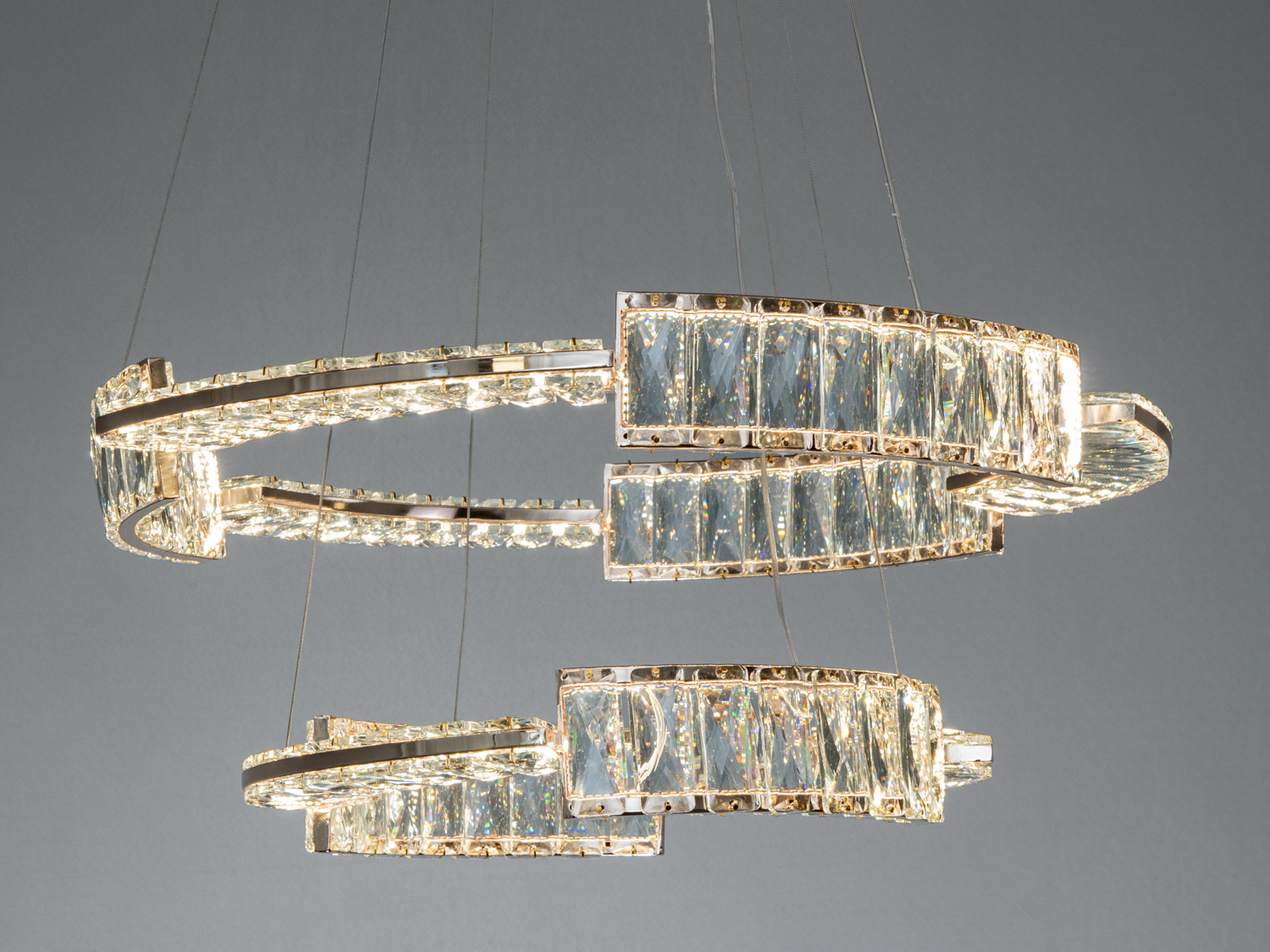 Люстра з 2 кільцями, виконана з кристалів, створює ефектний світловий малюнок.