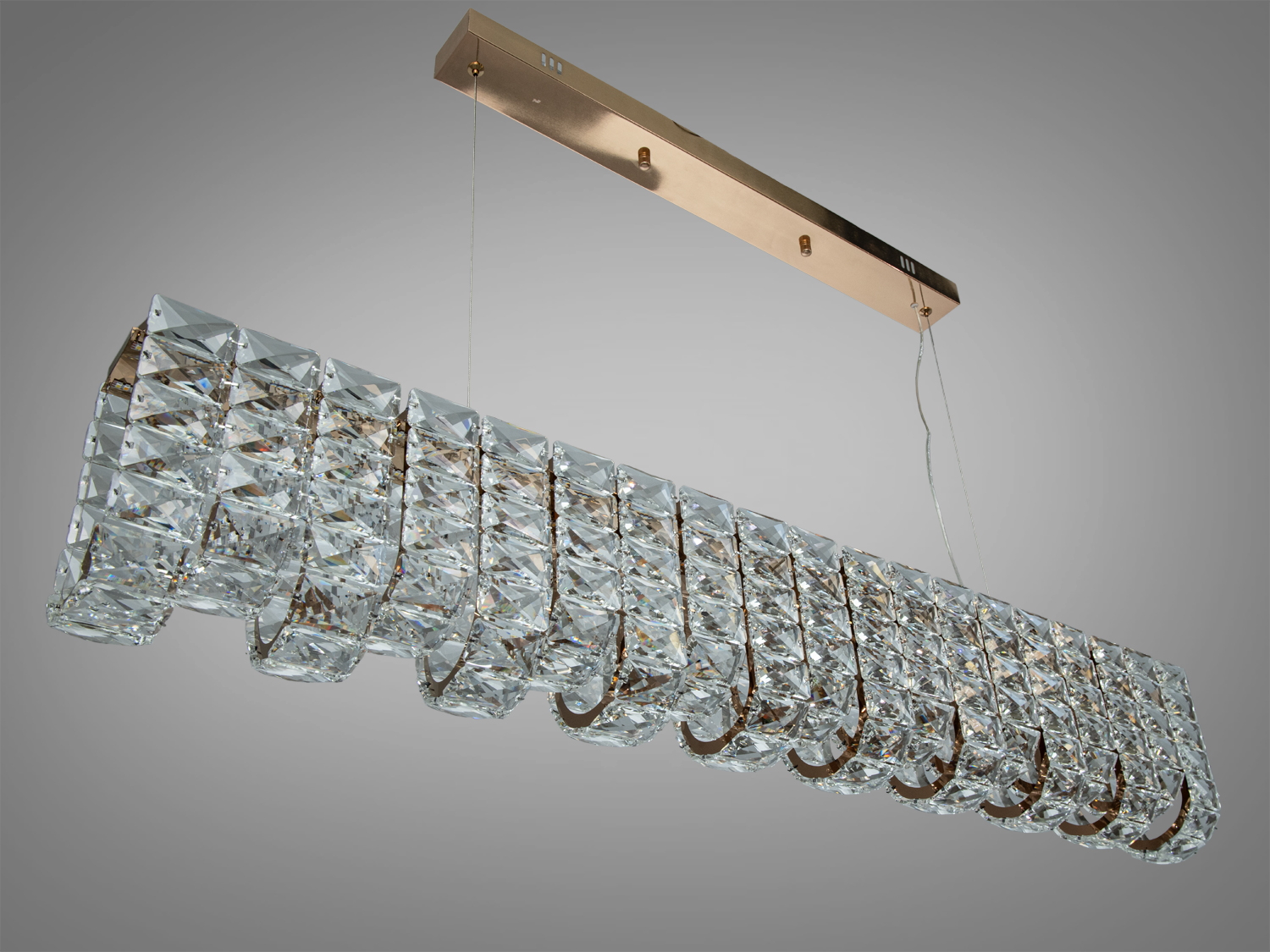 Підвісна люстра з кришталевими елементами, вигляд збоку, металевий каркас, підходить для вітальні.