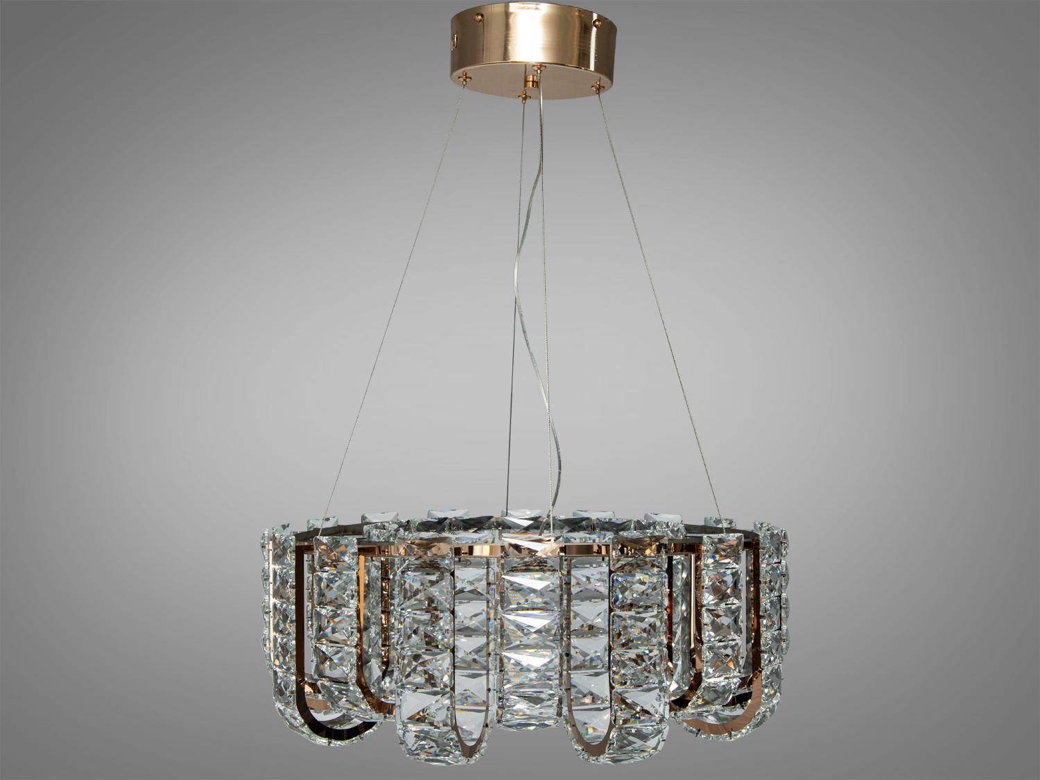 Підвісна люстра з кришталевими елементами і металевим каркасом, підходить для сучасного інтер’єру.