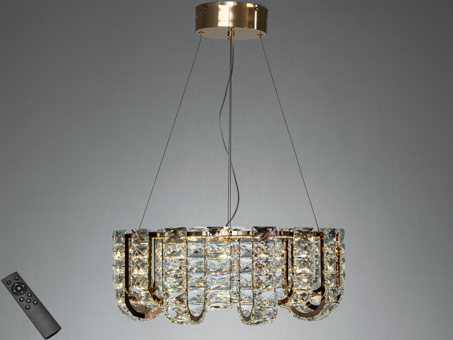 Люстра з пультом дистанційного керування, що дозволяє змінювати яскравість світла.