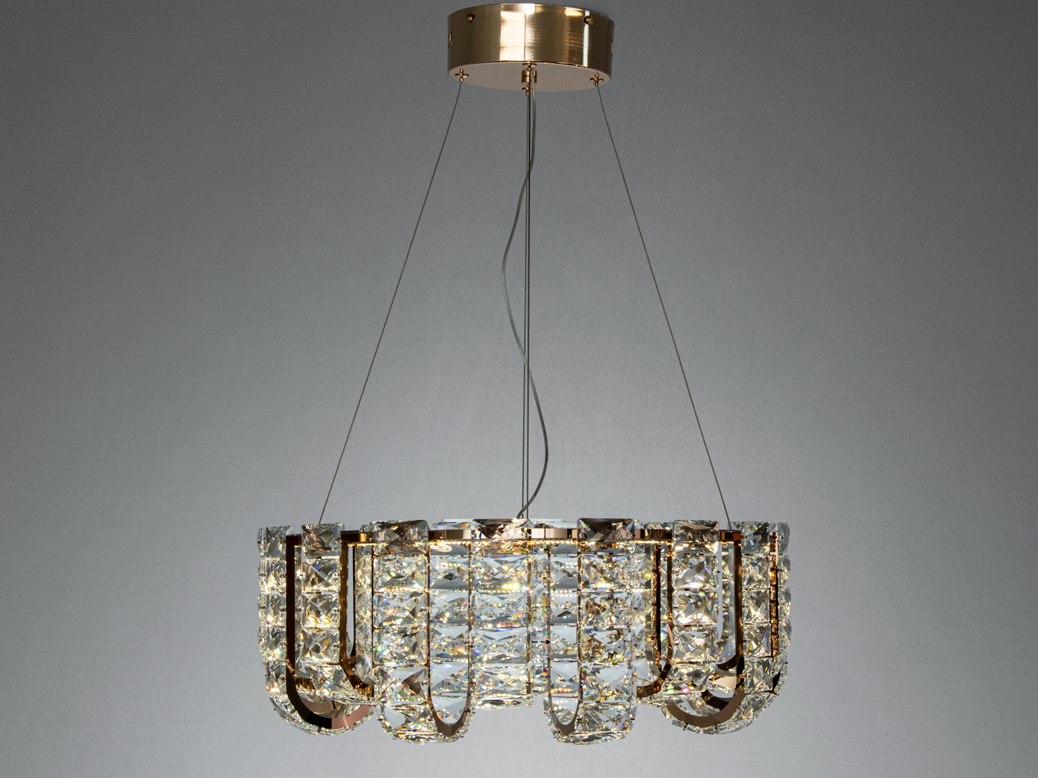 Підвісна люстра з кришталевими елементами, що створюють ефектний блиск. Ідеально підходить для сучасних інтер’єрів.