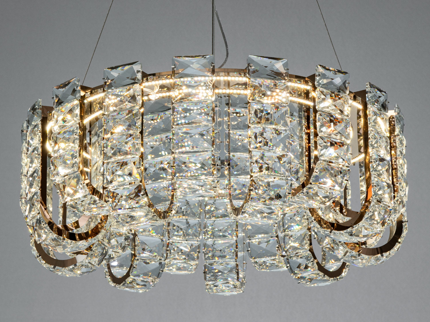 Люстра з кришталевими підвісками, що відбивають світло. Відмінно підходить для вітальні або їдальні.