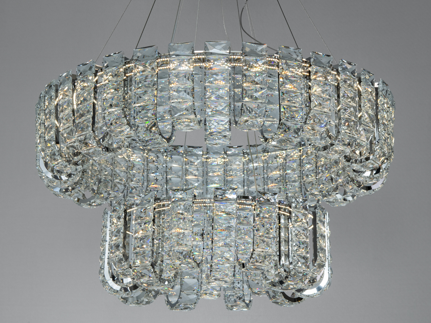 Люстра з двома ярусами кришталевих підвісок, підходить для високих стель.