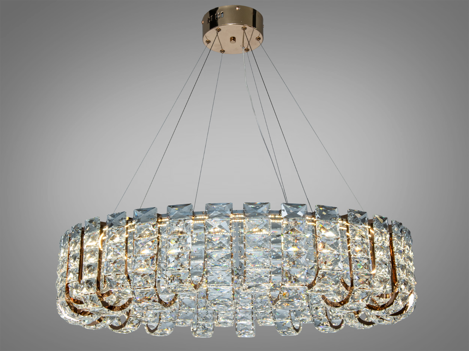 Підвісна люстра з кришталевими деталями у формі овалу, підходить для великих приміщень, забезпечуючи рівномірне освітлення.