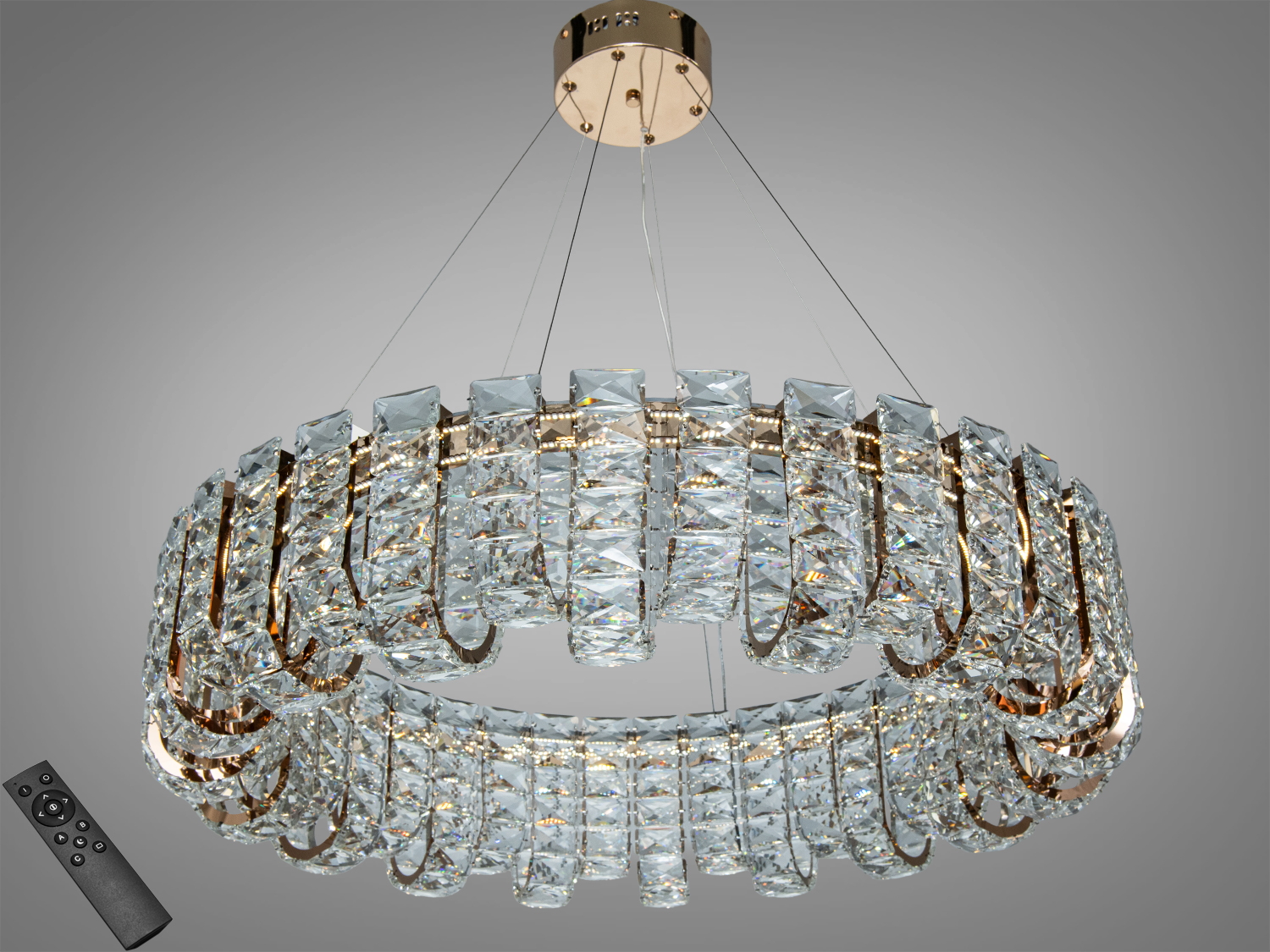 Підвісна люстра з пультом дистанційного керування, кришталеві елементи створюють яскравий акцент у сучасному інтер’єрі.