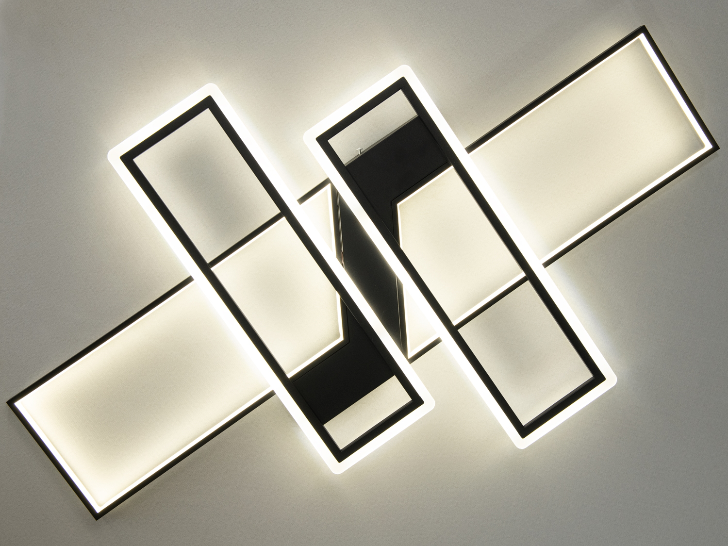 Чорна стельова LED люстра є чудовим зразком сучасного дизайну і технологічного мистецтва. Завдяки чітким геометричним лініям, вона ідеально підходить для сучасних інтерєрів.