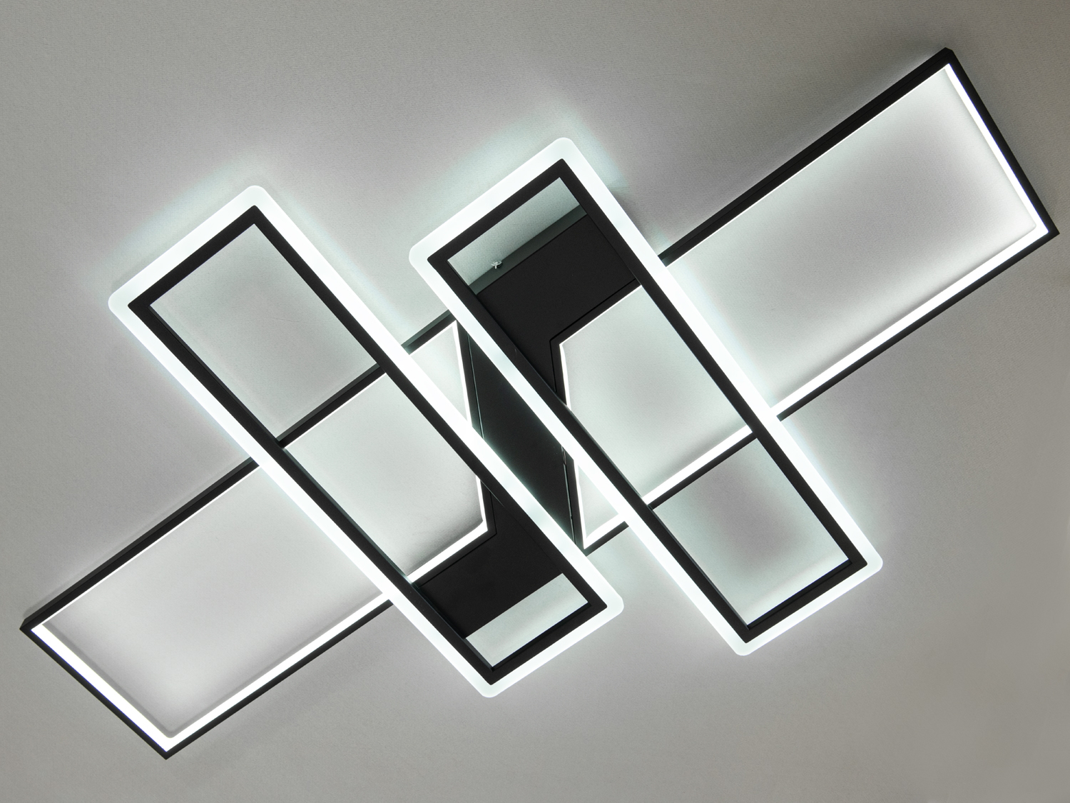 Люстра світить теплим кольором світіння, що досить приємно у вечірній час доби.