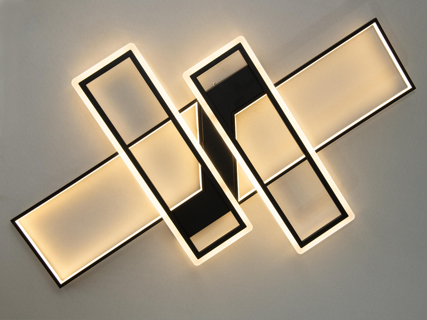 Прямокутні форми лед люстри, що ніби ширяють у повітрі, додають простору мінімалістичний і закінчений вигляд. 