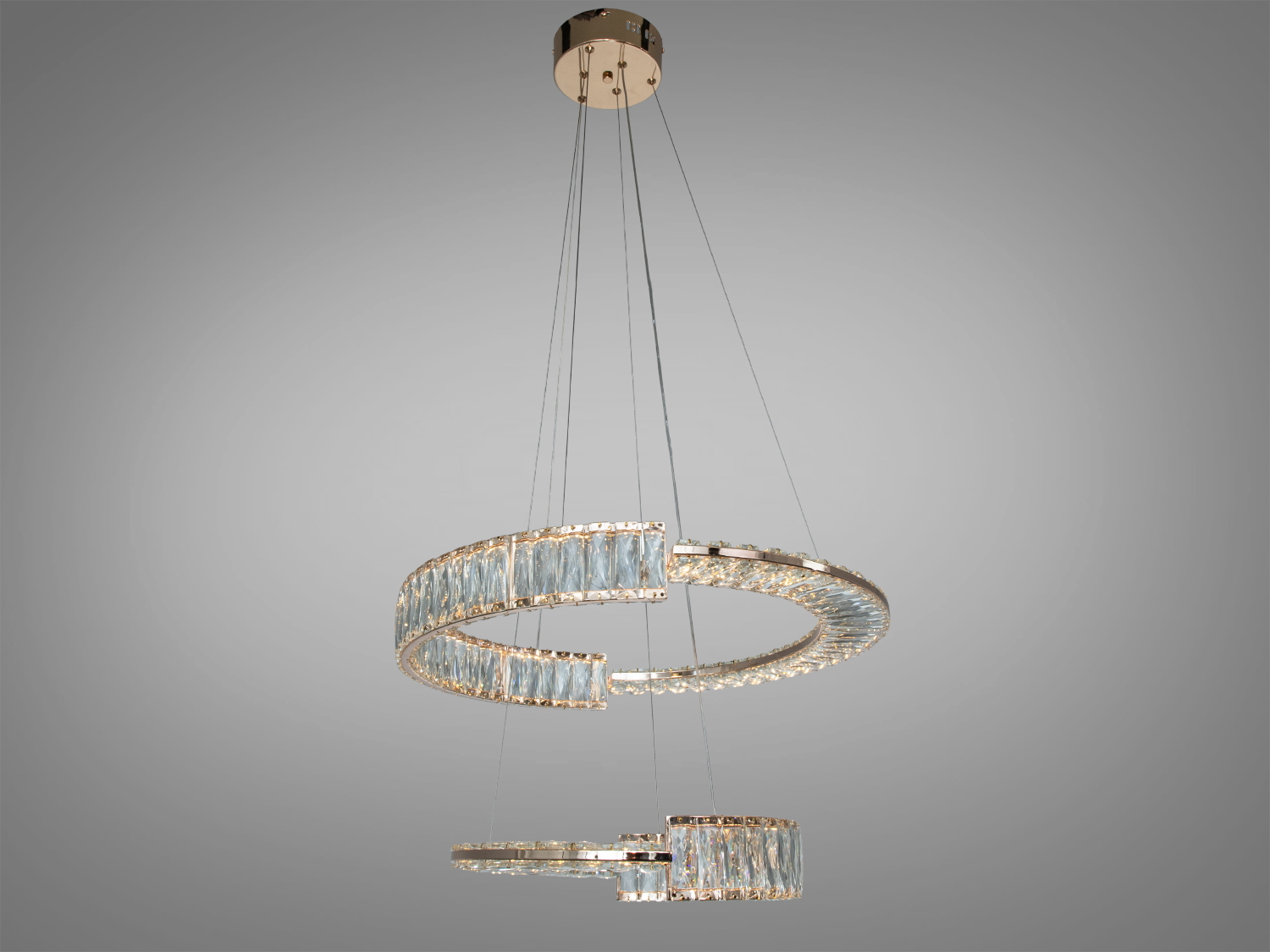 Підвісна люстра з двох кілець, прикрашених кришталевими елементами, підходить для сучасного інтер’єру, забезпечує рівномірне освітлення.