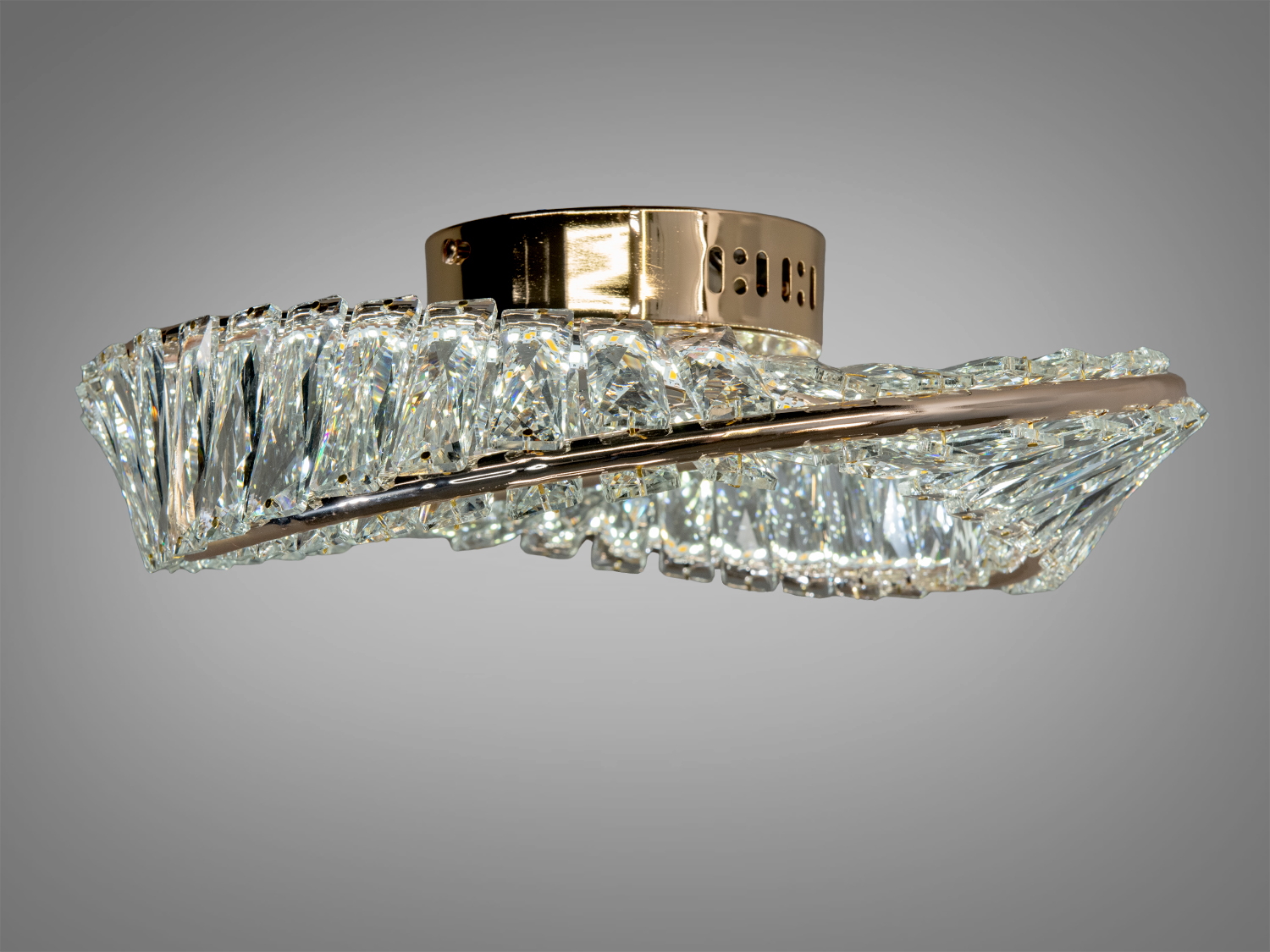 Боковий вигляд світильника з металевим кріпленням і кришталевими деталями. Підходить для приміщень з низькими стелями.