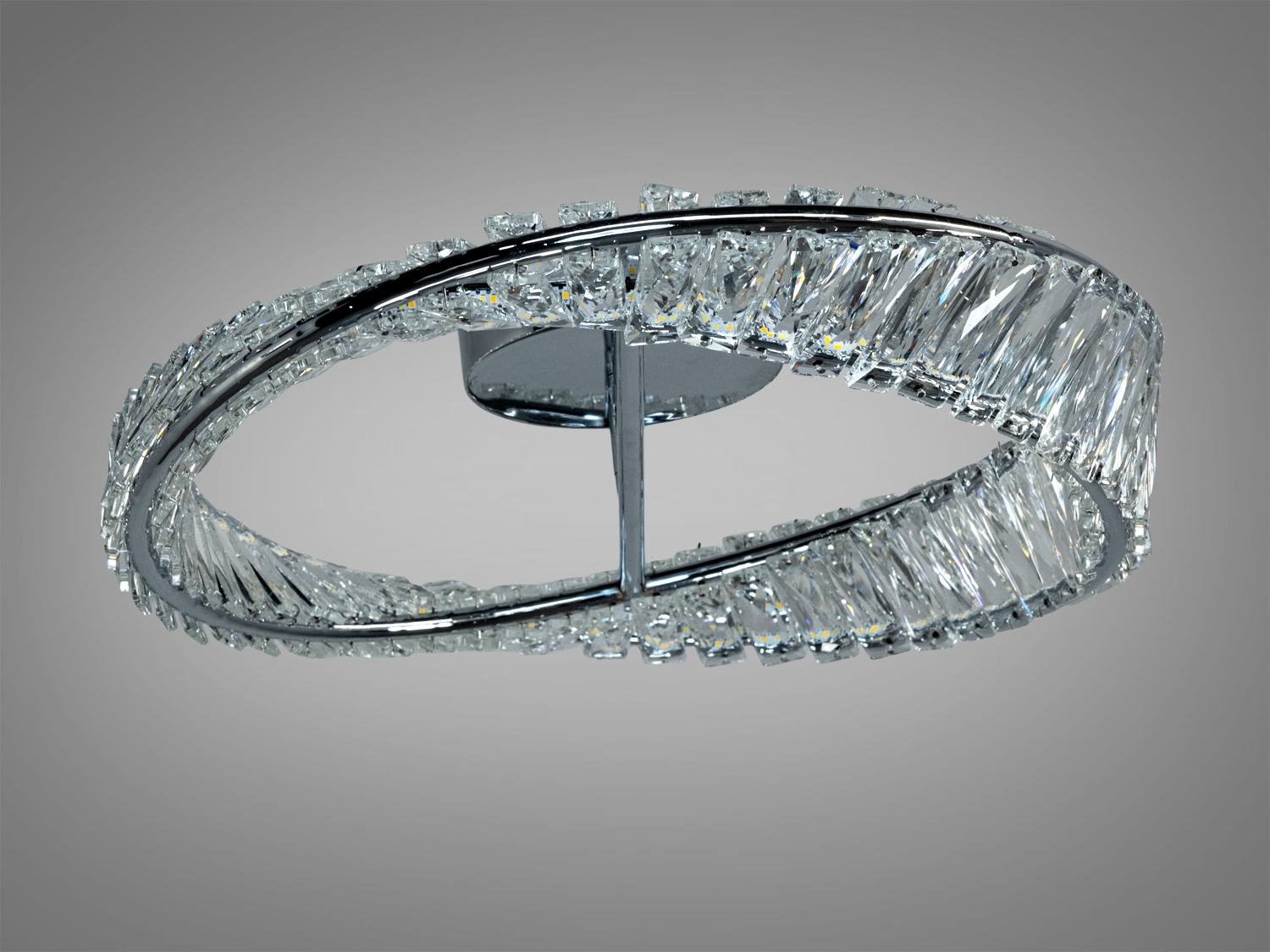 Світильник овальної форми з кристалами, що створюють ефект блиску. Ідеально підходить для сучасного інтер’єру.