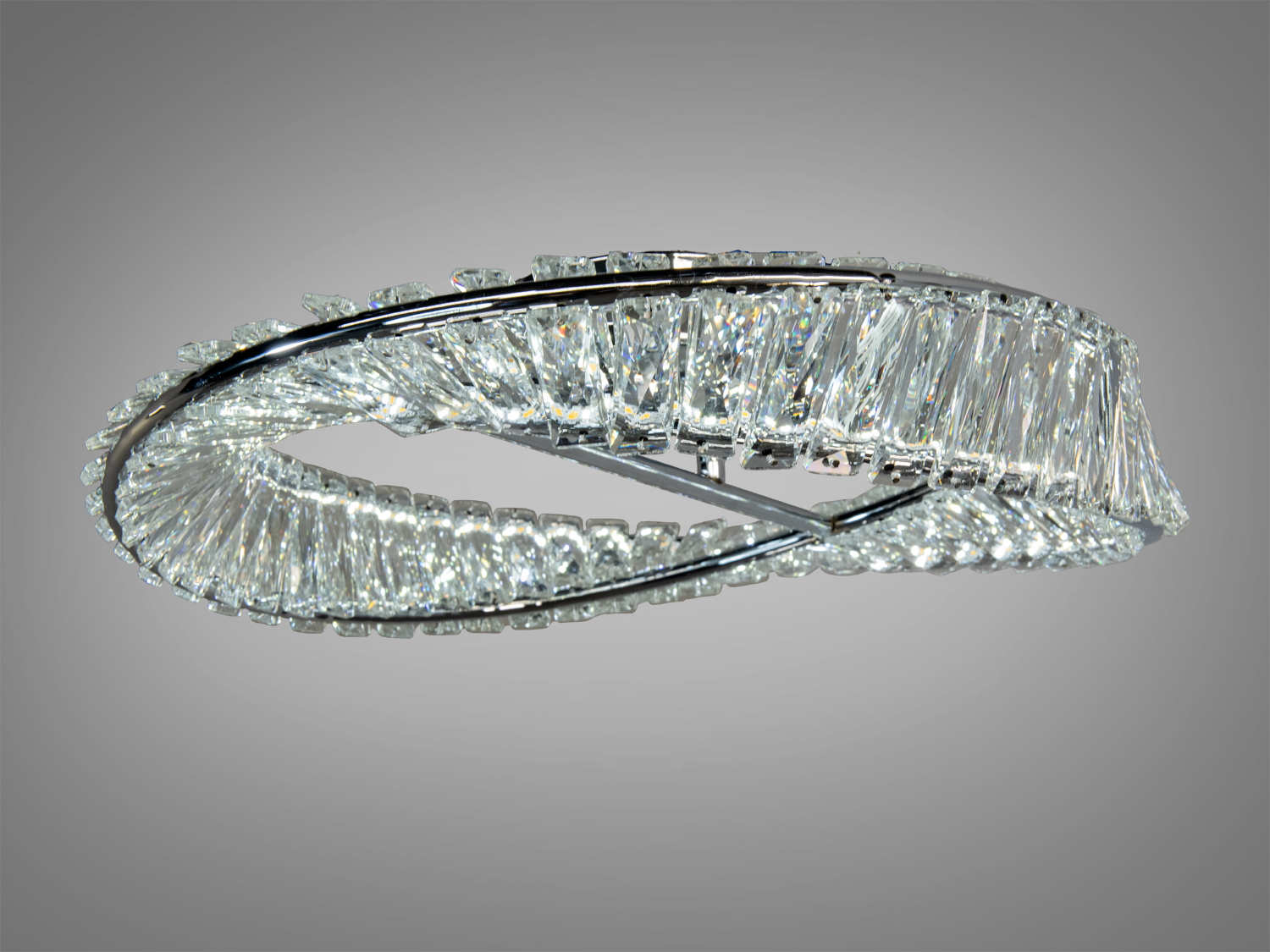 Світильник з кристалами, що відбивають світло, створюючи динамічний візуальний ефект. Підходить для стельового монтажу.