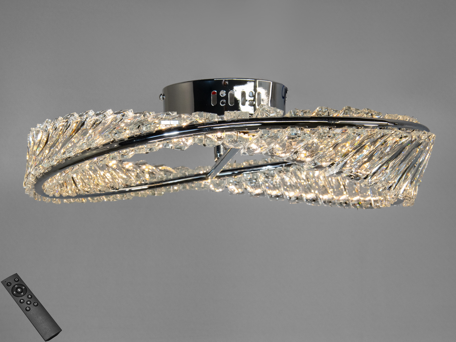 Світильник з пультом дистанційного керування, що дозволяє змінювати інтенсивність світла. Виготовлений з металу і кристалів.