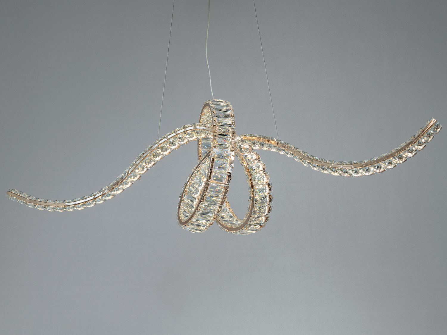 Люстра з кристалами, що створюють хвилясті форми. Підвісний монтаж, ідеальна для просторих кімнат, забезпечує розсіяне світло.