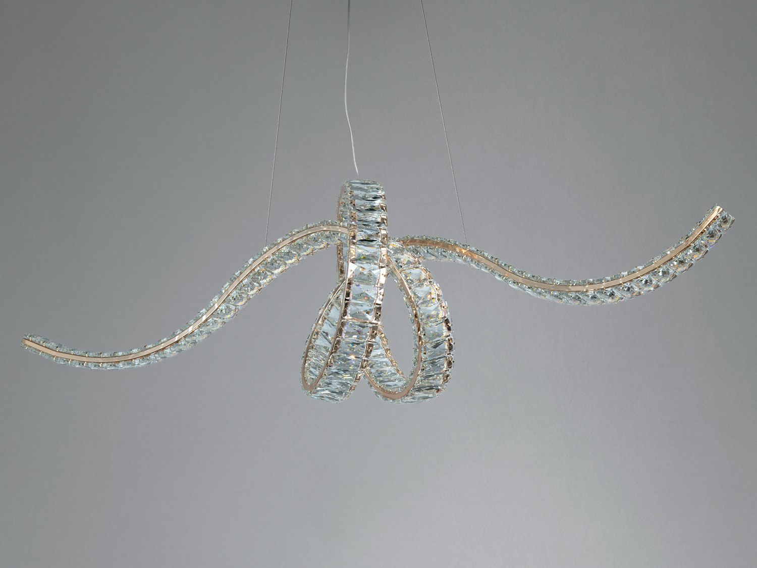 Дизайнерська люстра з вигнутими скляними елементами. Підходить для вітальні, додає елегантності та створює приємну атмосферу.