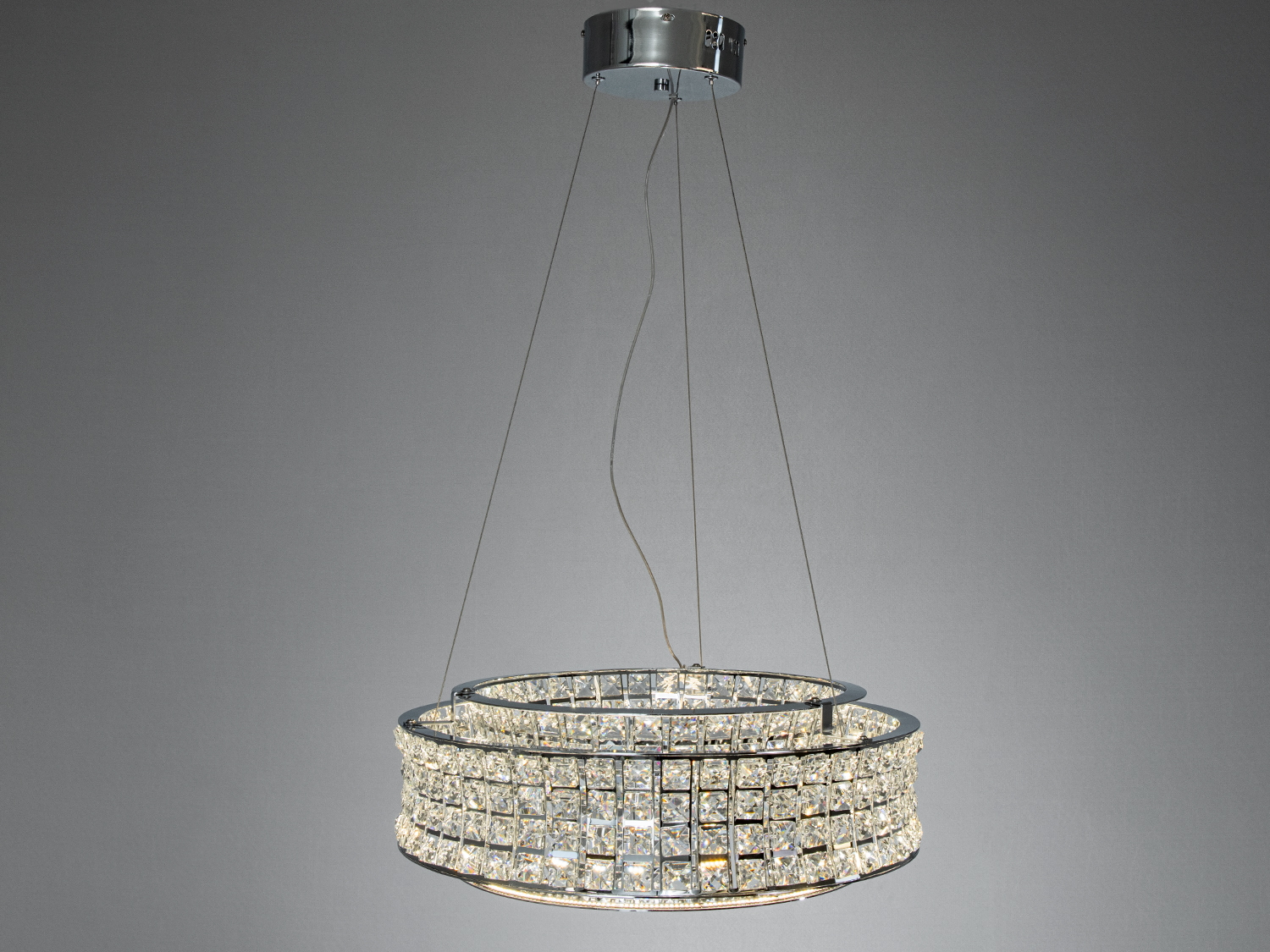 Підвісна люстра з круглою формою, прикрашена кристалами. Встановлюється на стелі, підходить для сучасного інтер’єру.