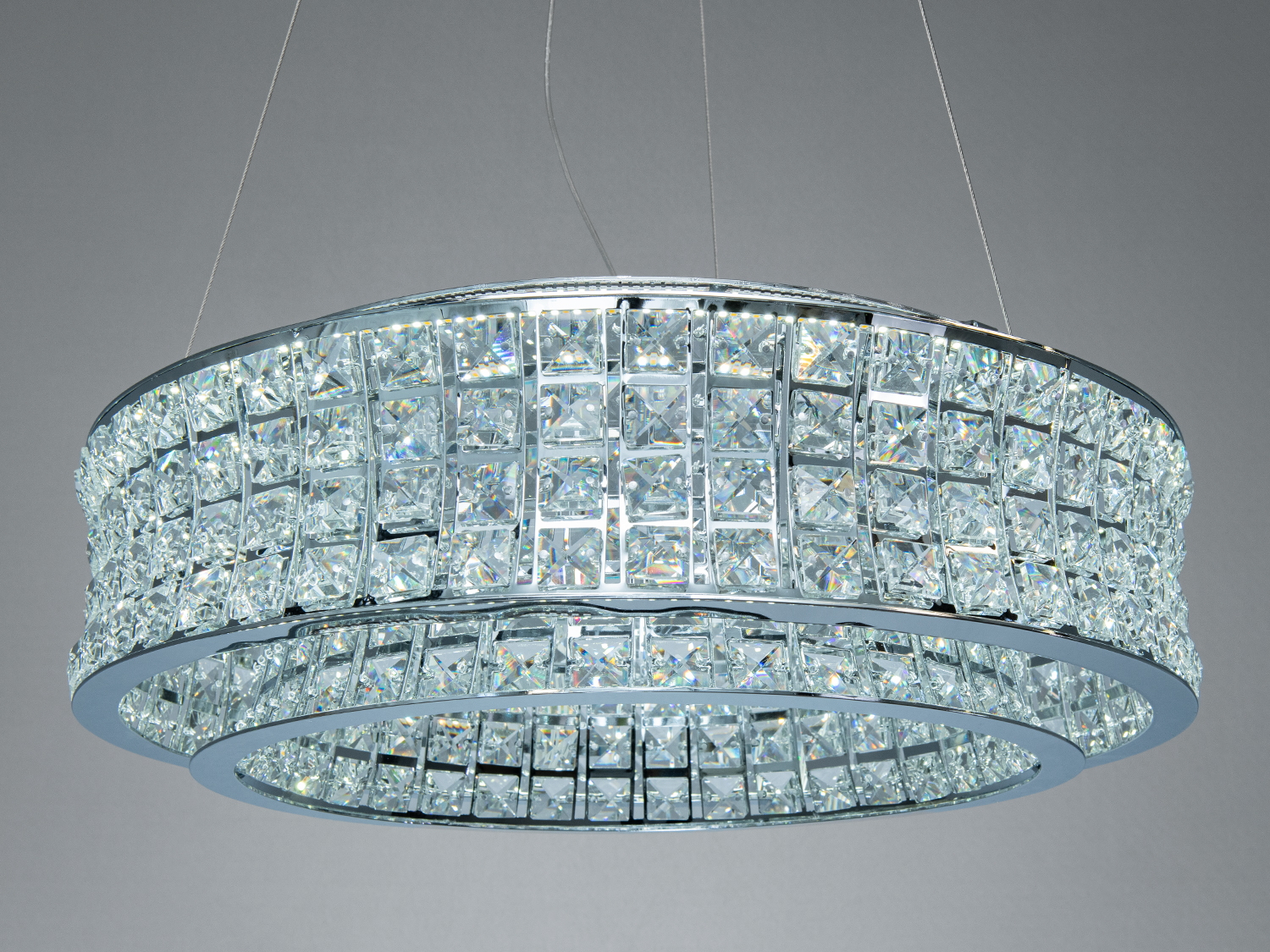 Люстра з подвійним кільцем, прикрашена прозорими кристалами. Ідеальна для елегантного освітлення вітальні.