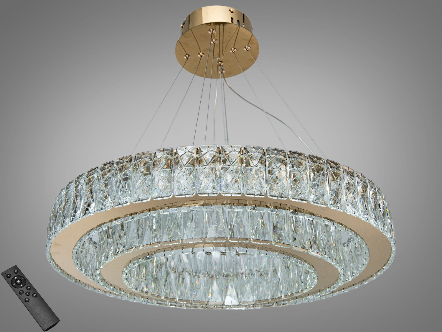 Кругла підвісна люстра з кришталевими елементами, оснащена пультом дистанційного керування. Підходить для сучасних інтер′єрів.