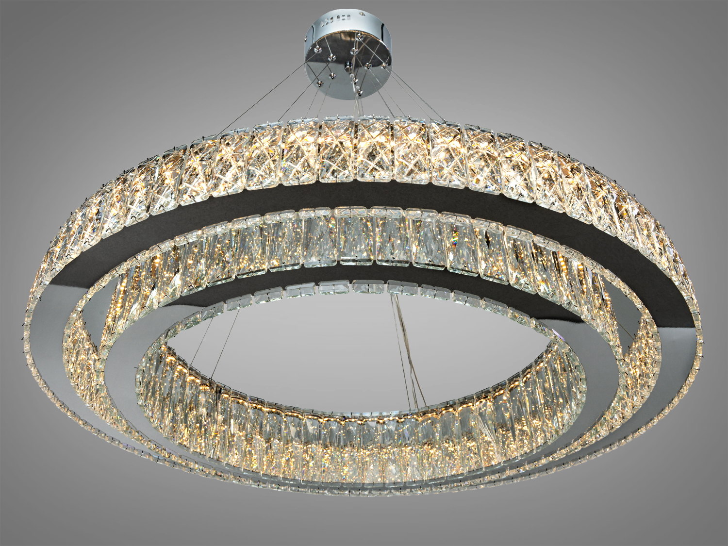 Дизайнерська люстра з кришталевими кільцями, що створює ефектне освітлення. Підходить для просторих приміщень.