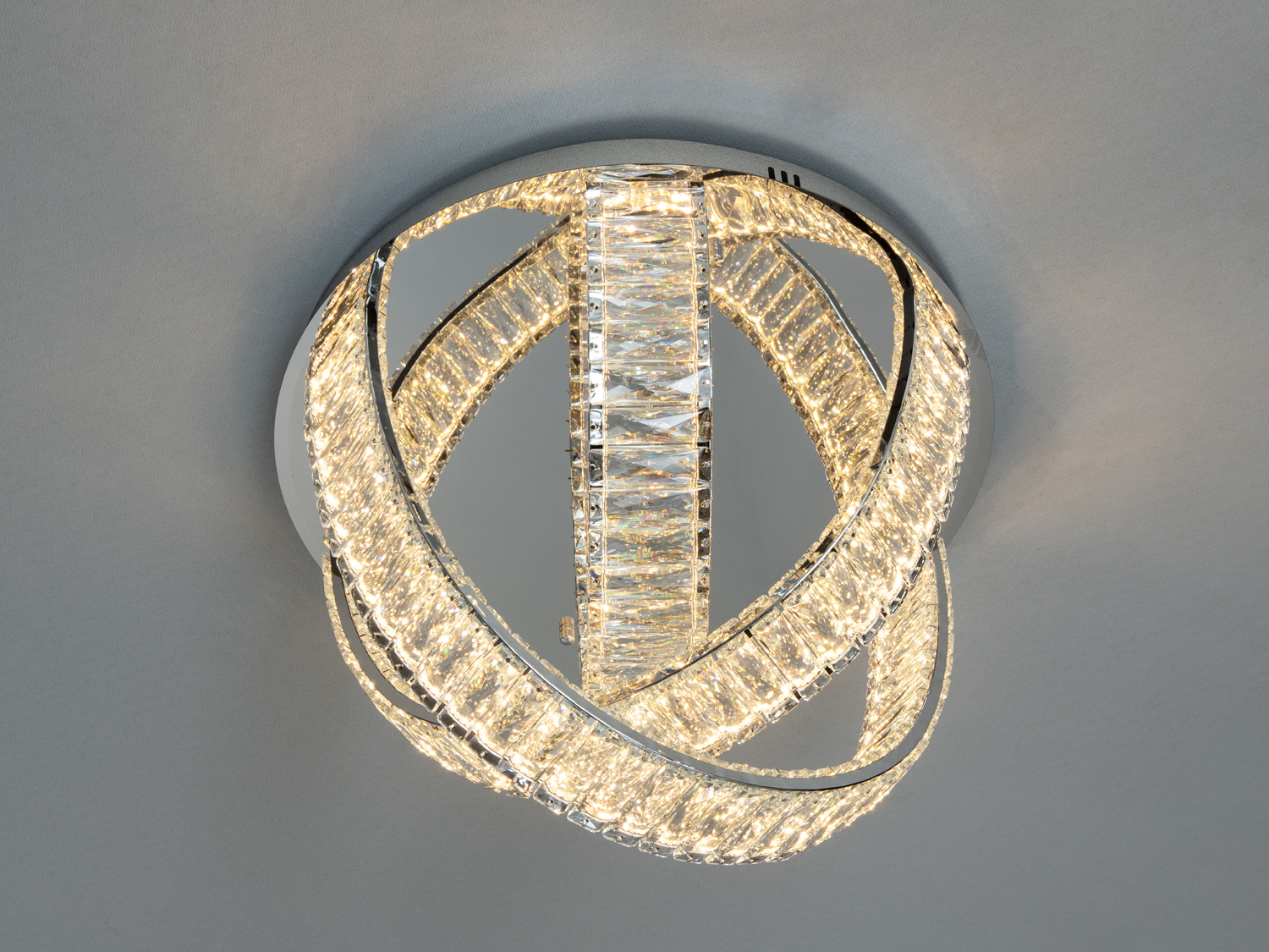 Світильник з кристалами, що утворюють переплетені кільця. Призначений для стельового монтажу в сучасних інтер’єрах.