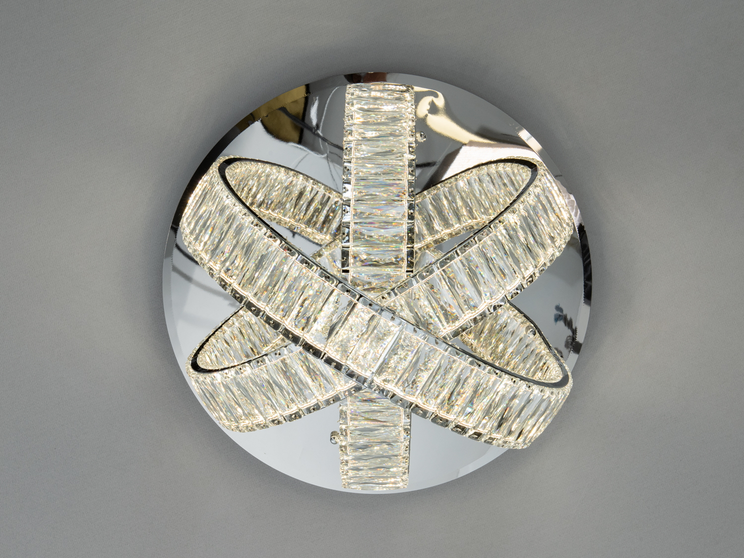 Стельовий світильник з дзеркальною основою та кристалічними кільцями. Ідеально підходить для сучасних інтер’єрів.