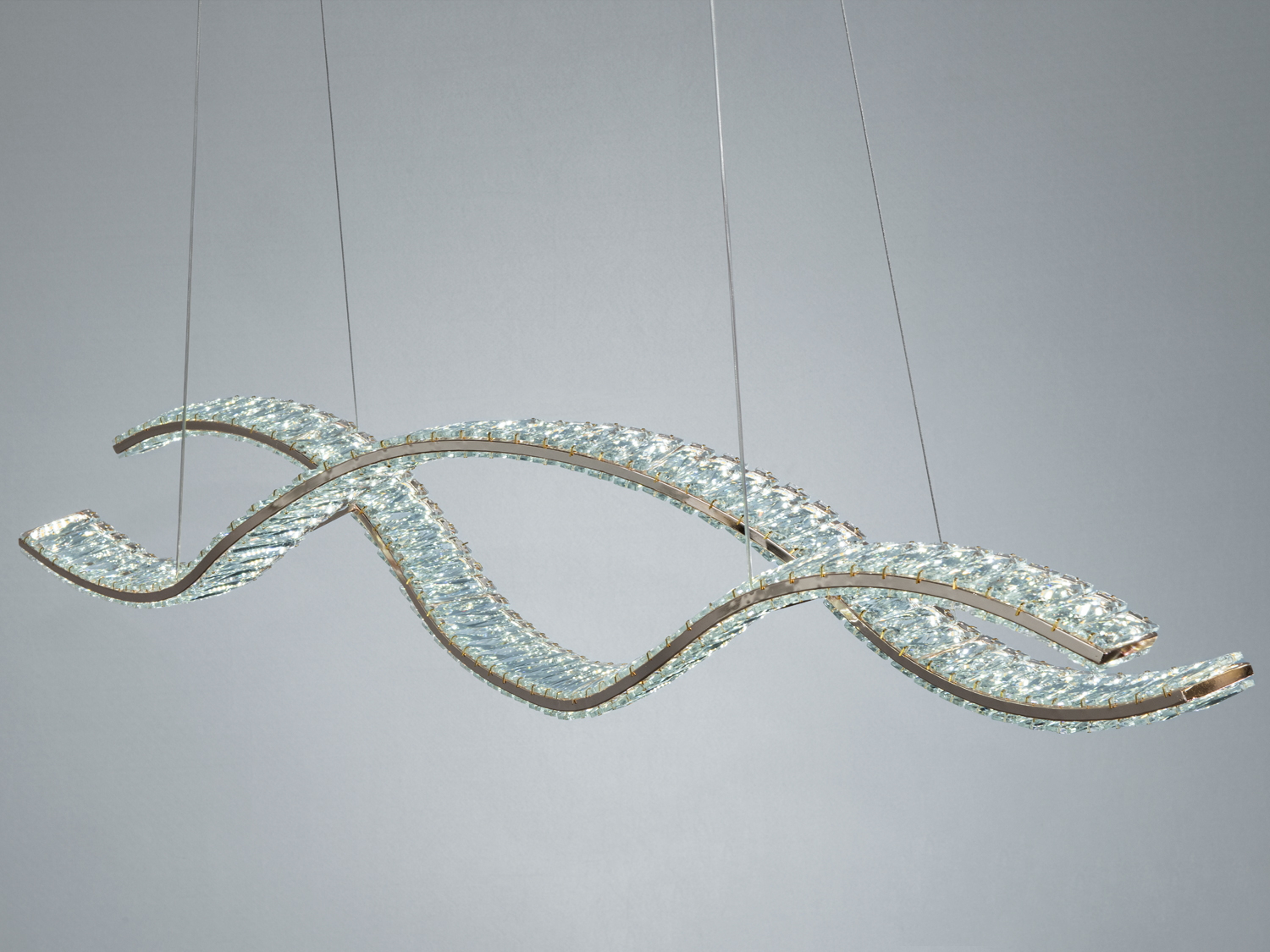 Хвилеподібний світильник з прозорими кристалами, що створюють ефект розсіювання світла.