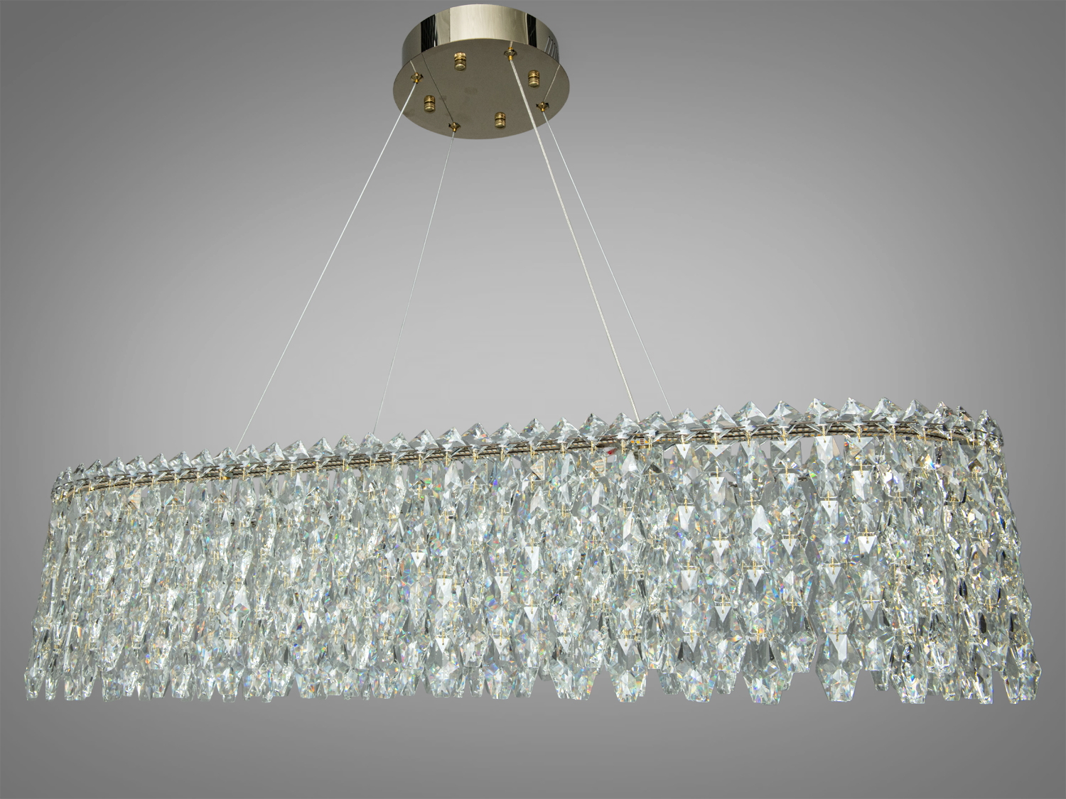Довгастий кришталевий світильник з підвісним монтажем, створює ефектний акцент у сучасному інтер’єрі.