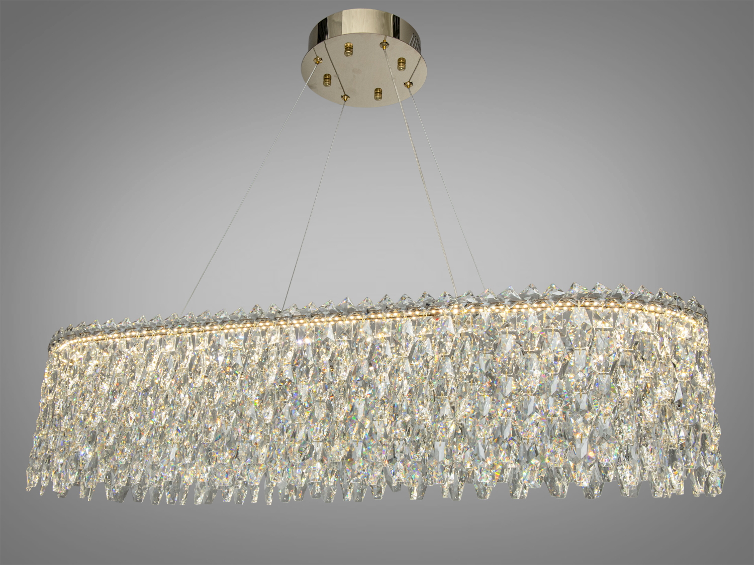 Світильник з кришталевими підвісками, забезпечує розсіяне освітлення, ідеальний для їдальні.