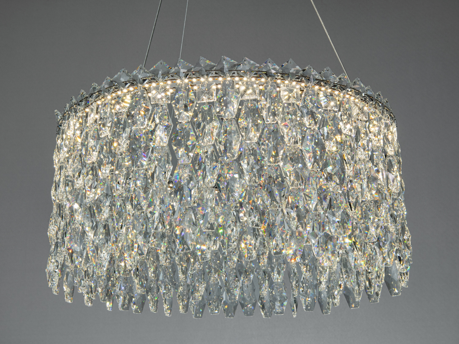 Люстра з кришталевими підвісками, інтенсивне світло, кругла форма, підходить для вітальні, кріплення на тросах.