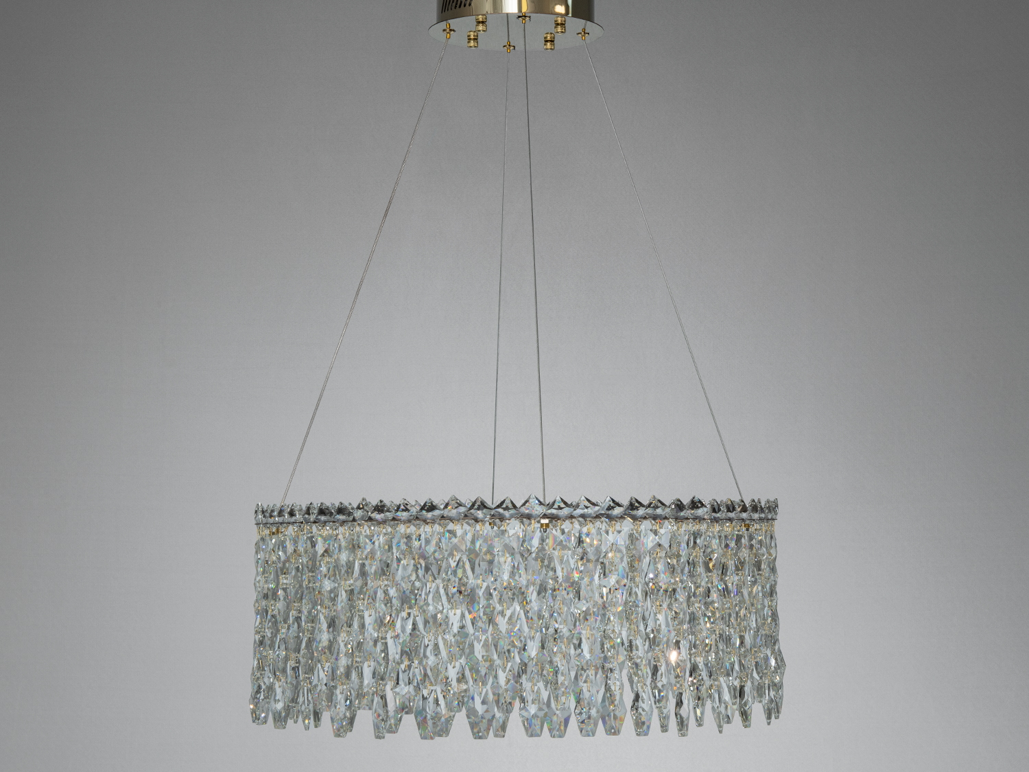 Підвісна люстра з кришталевими підвісками, круглої форми, підходить для класичного інтер’єру, кріплення на тросах.