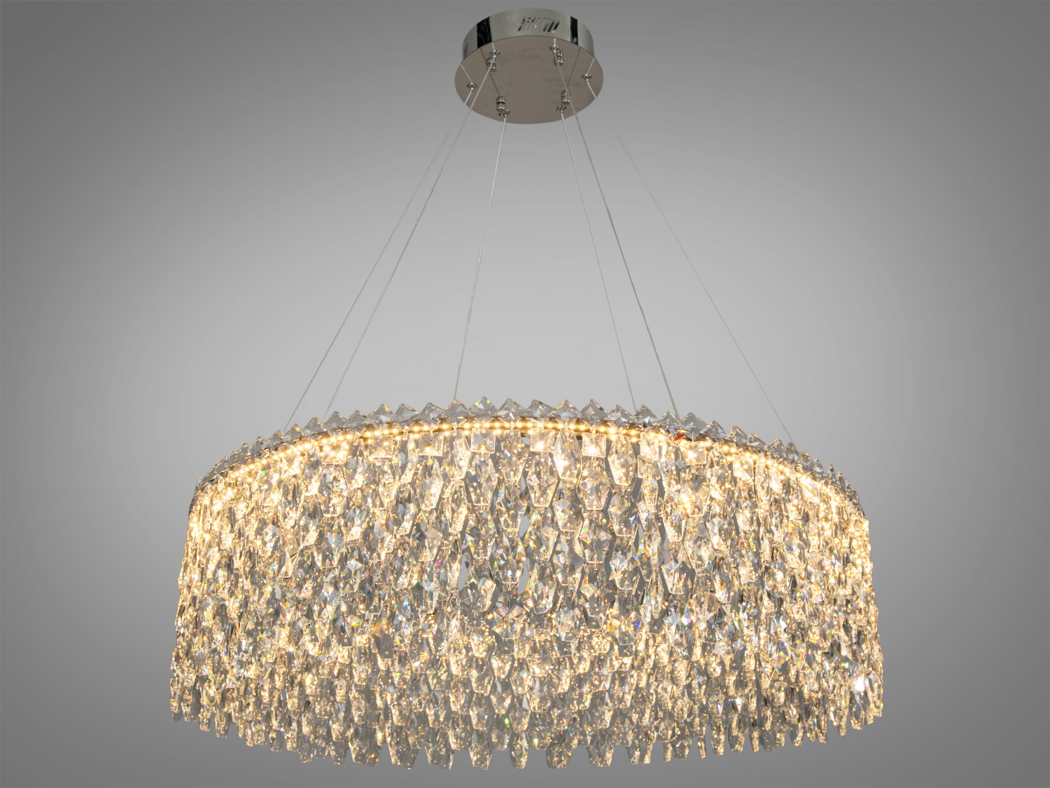 Підвісна люстра з кришталевими підвісками, що створюють ефект блиску. Ідеально підходить для сучасного інтер’єру, кріпиться на стелю.