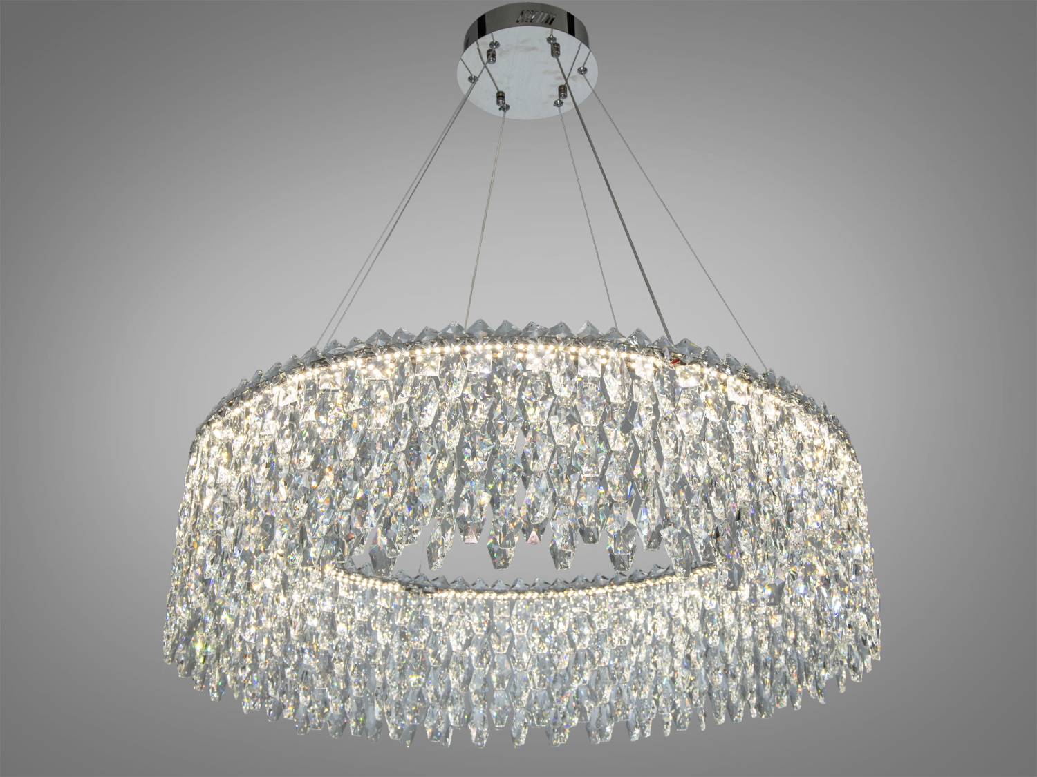 Елегантна люстра з багатоярусними кришталевими підвісками, що підкреслюють розкіш. Підвісна модель, ідеальна для великих приміщень.
