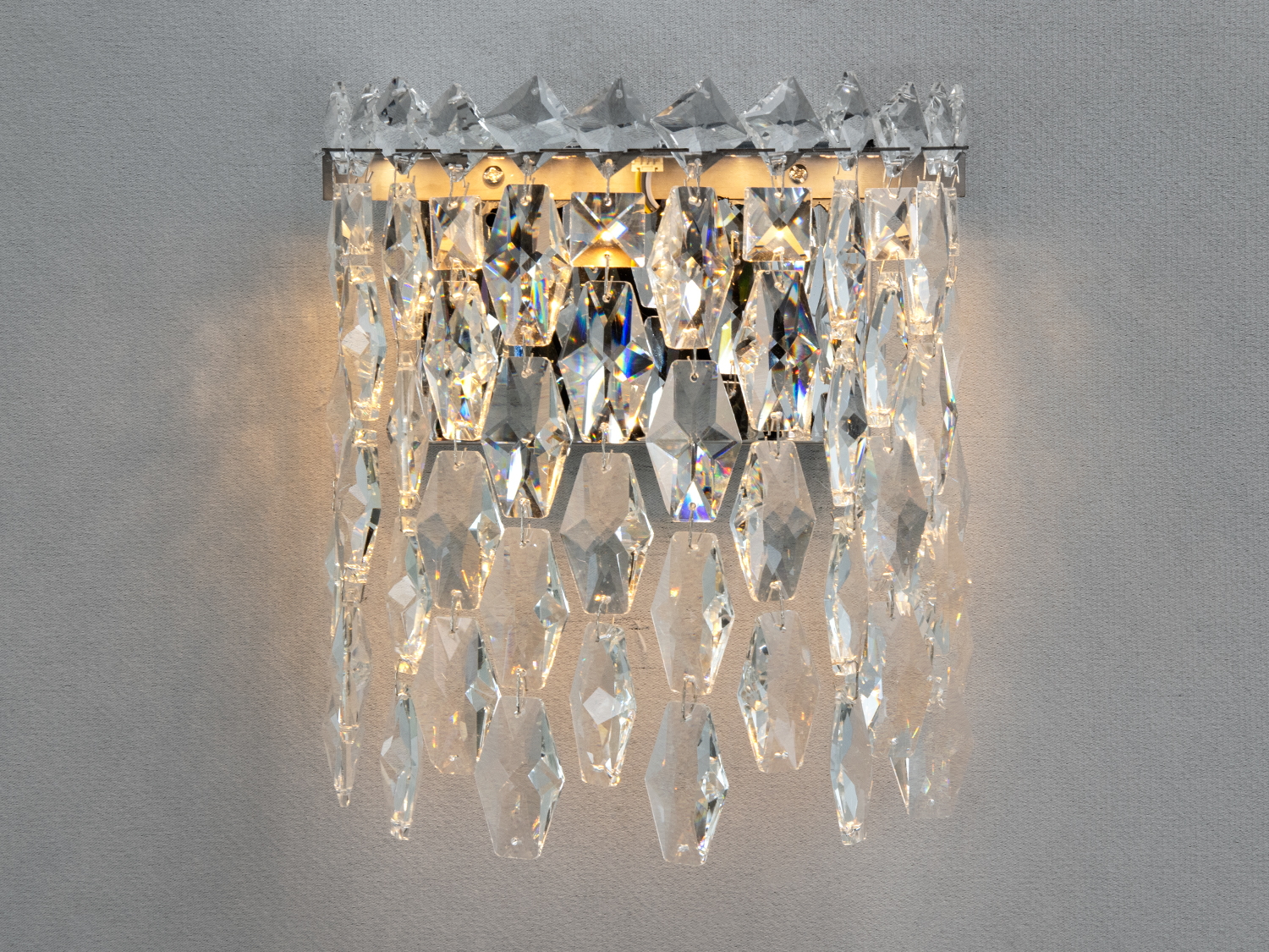 Настінний світильник з кришталевими підвісками, що створює м’яке відбите світло. Підходить для класичних інтер’єрів, легко монтується.