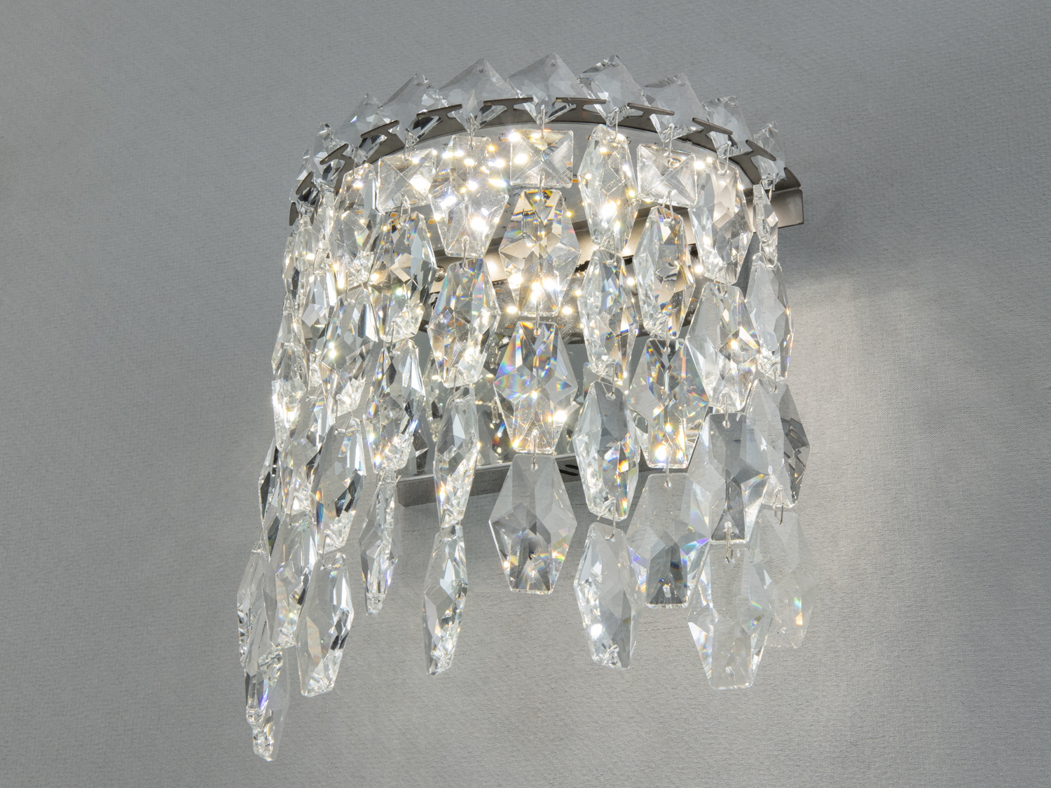 Елегантний світильник з кришталевими підвісками, що забезпечує розсіяне світло. Ідеально підходить для вітальні чи спальні.