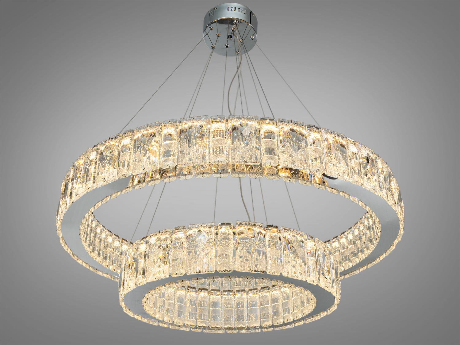 Дизайнерська люстра з кришталевими кільцями, що створює ефектне освітлення. Підходить для просторих приміщень.