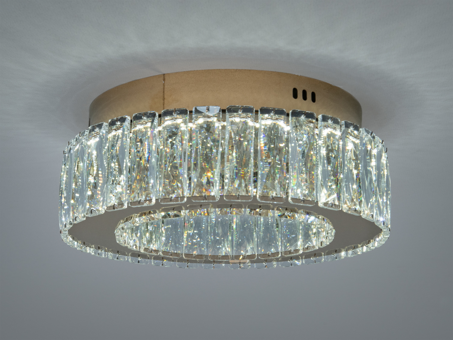 Стельова люстра з двома кришталевих елементів, що підкреслюють сучасний стиль. Ідеальна для просторих інтер′єрів.