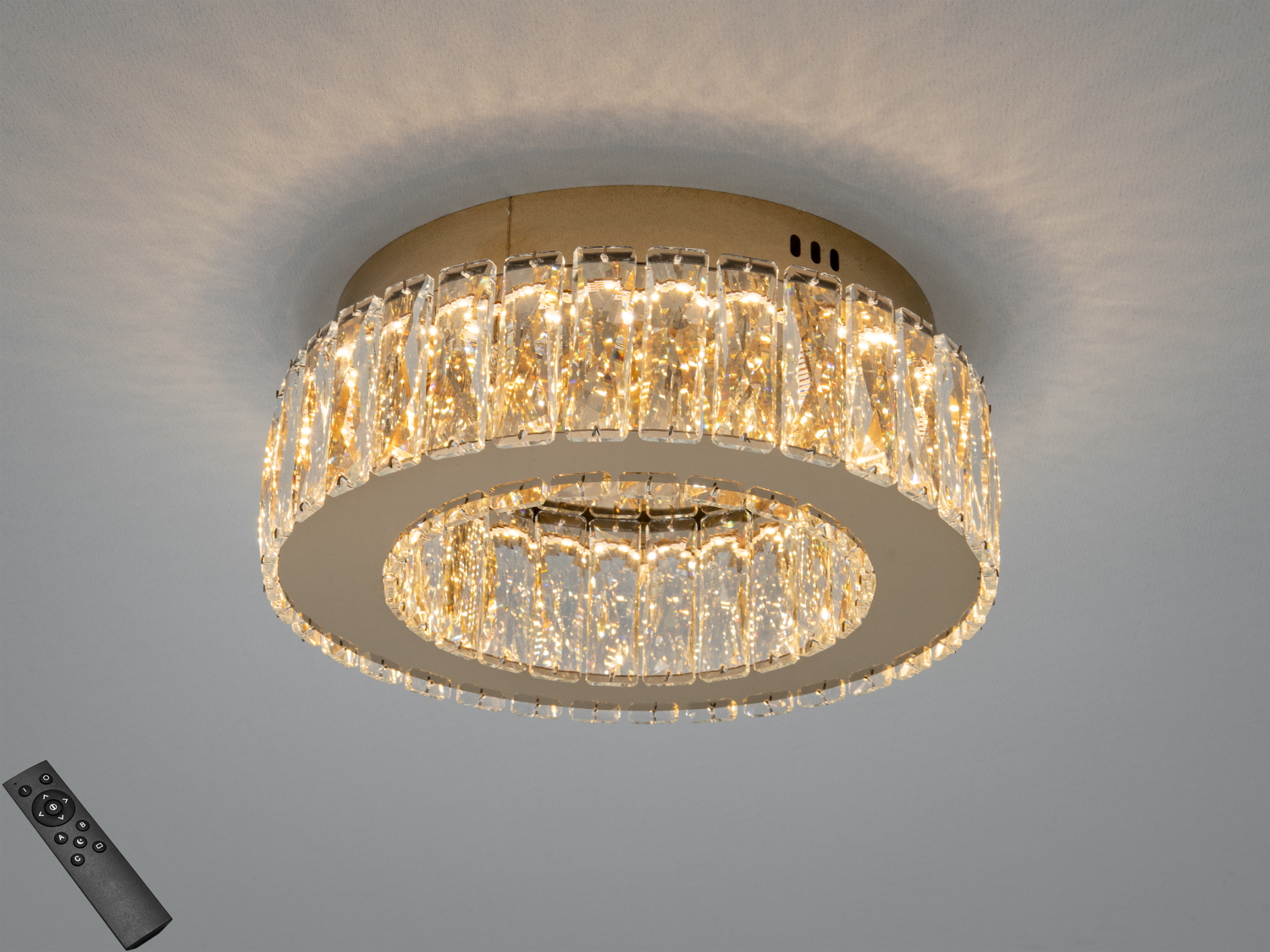 Стельова люстра з кришталем та пультом дистанційного керування для зручності. Підходить для будь-якого інтер’єру.