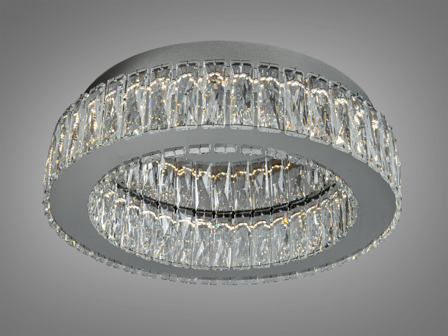 Стельова люстра з кришталевими підвісками, що забезпечують яскраве освітлення. Металевий каркас додає сучасного стилю.