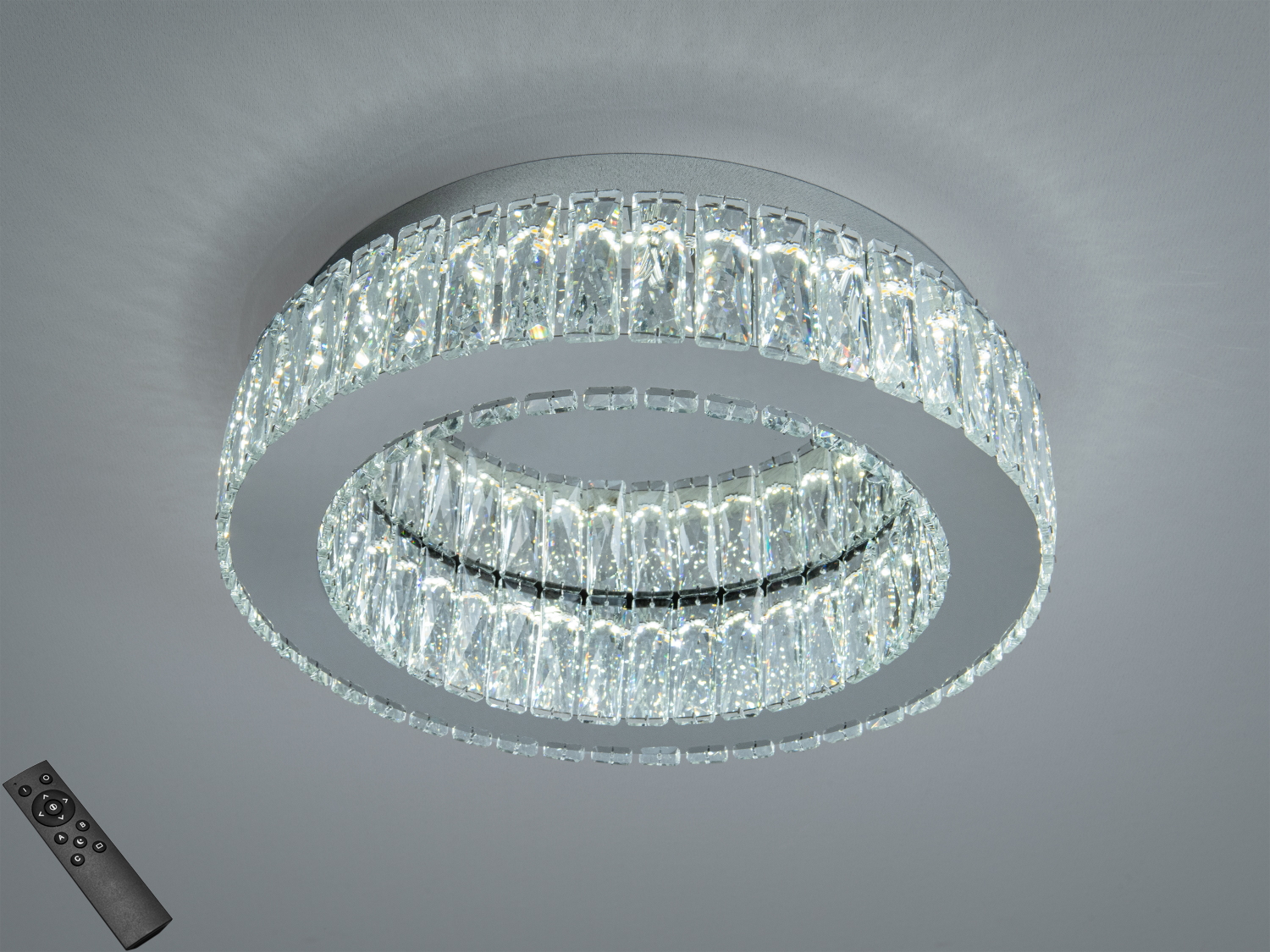 Кругла стельова люстра з дистанційним керуванням, що дозволяє регулювати яскравість. Ідеально підходить для вітальні.