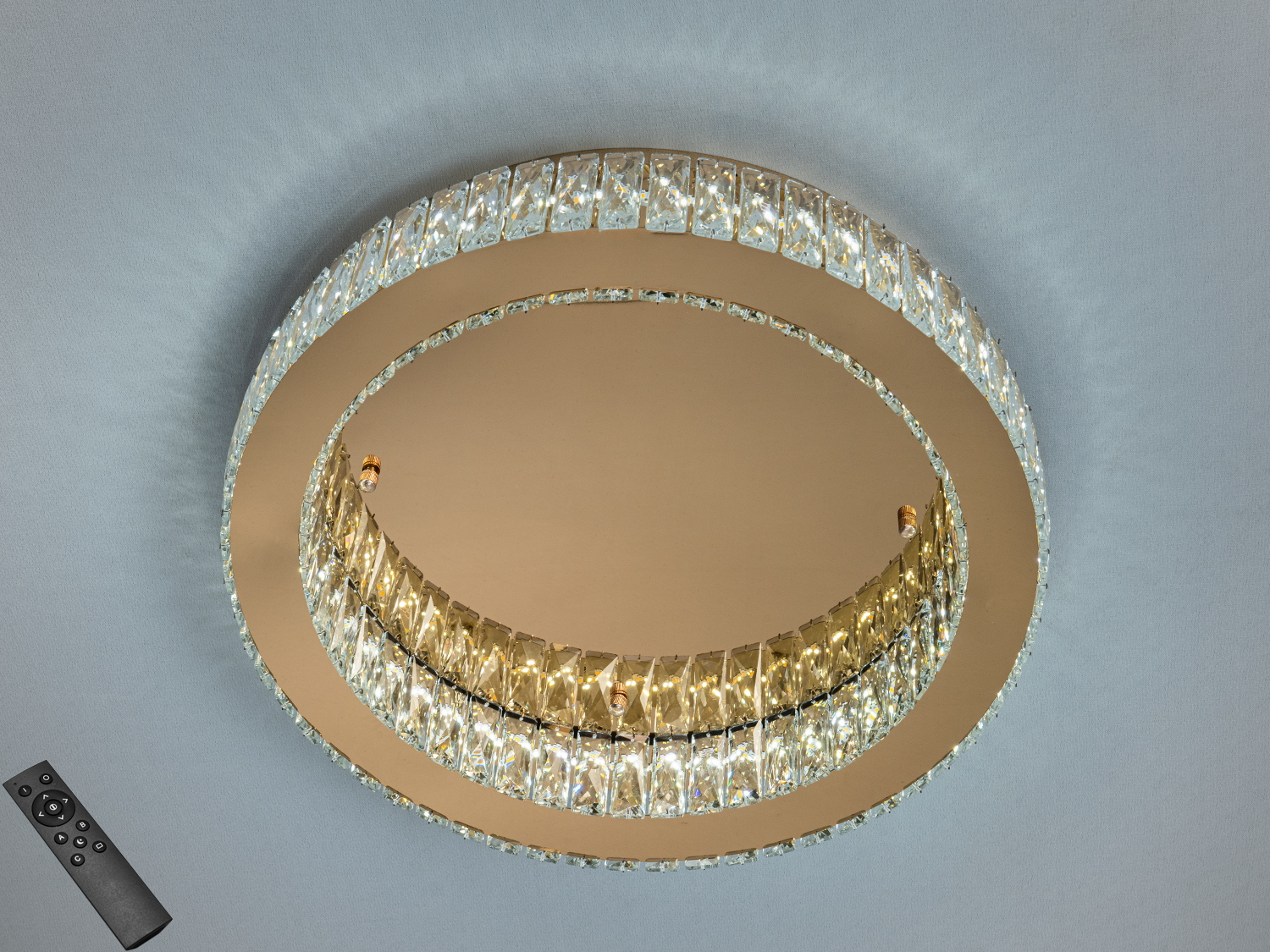 Стельова люстра з кришталевими вставками, оснащена пультом дистанційного керування. Ідеальна для вітальні або спальні.